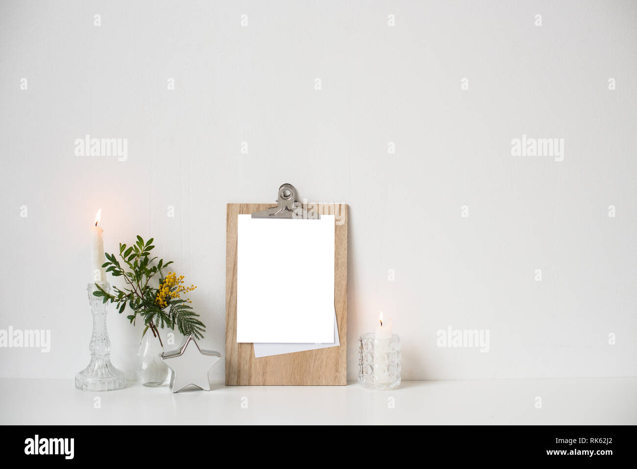 Decoracion Minimalista Con Marco Vacio Maqueta Sobre Fondo Blanco