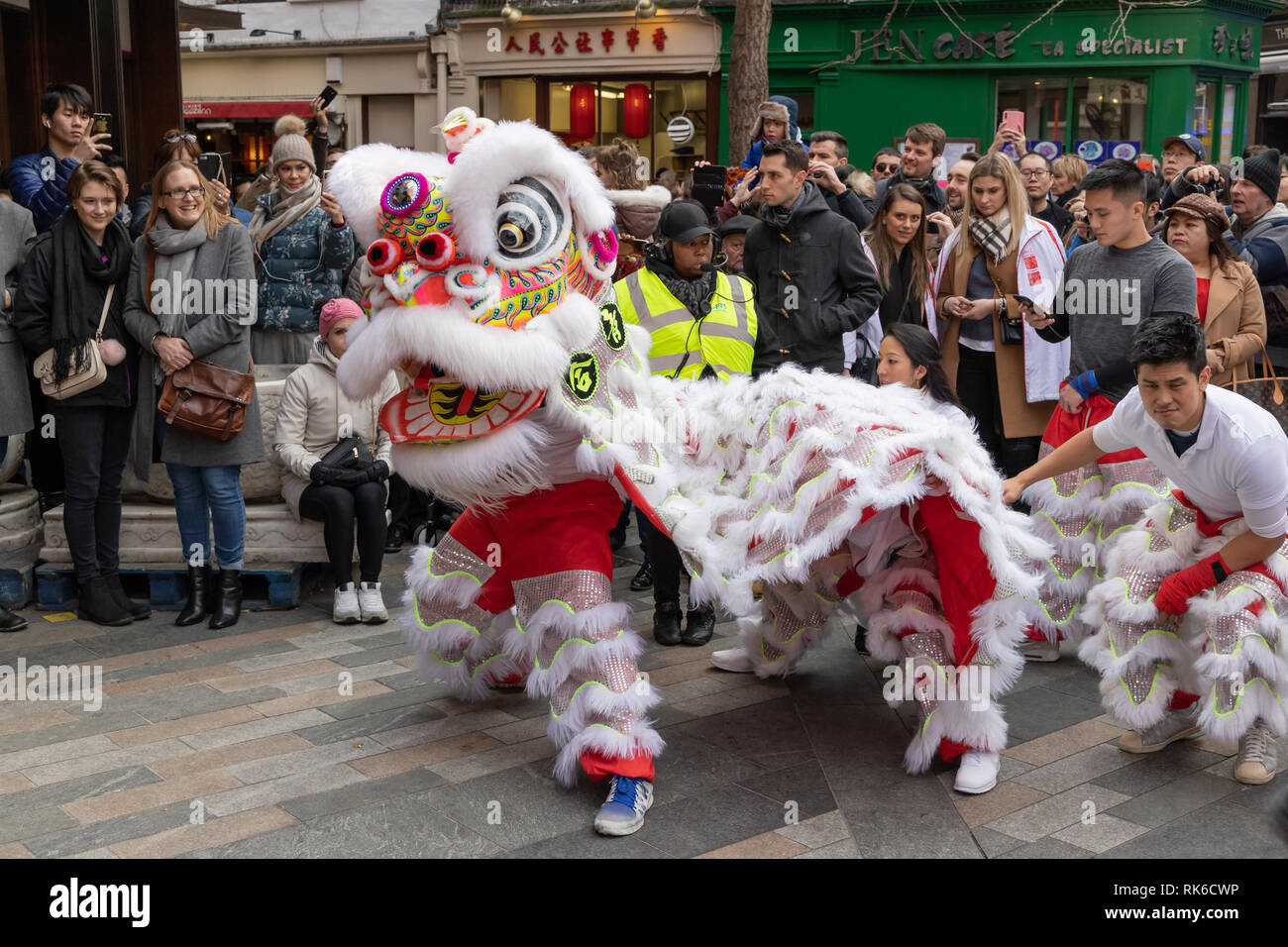 Londres, Reino Unido. 09de Febrero, 2019. Dragon bailarines realizar una danza delante de uno de los restaurantes durante las celebraciones del Año Nuevo Chino en Chinatown de Londres, Reino Unido. Foto de stock