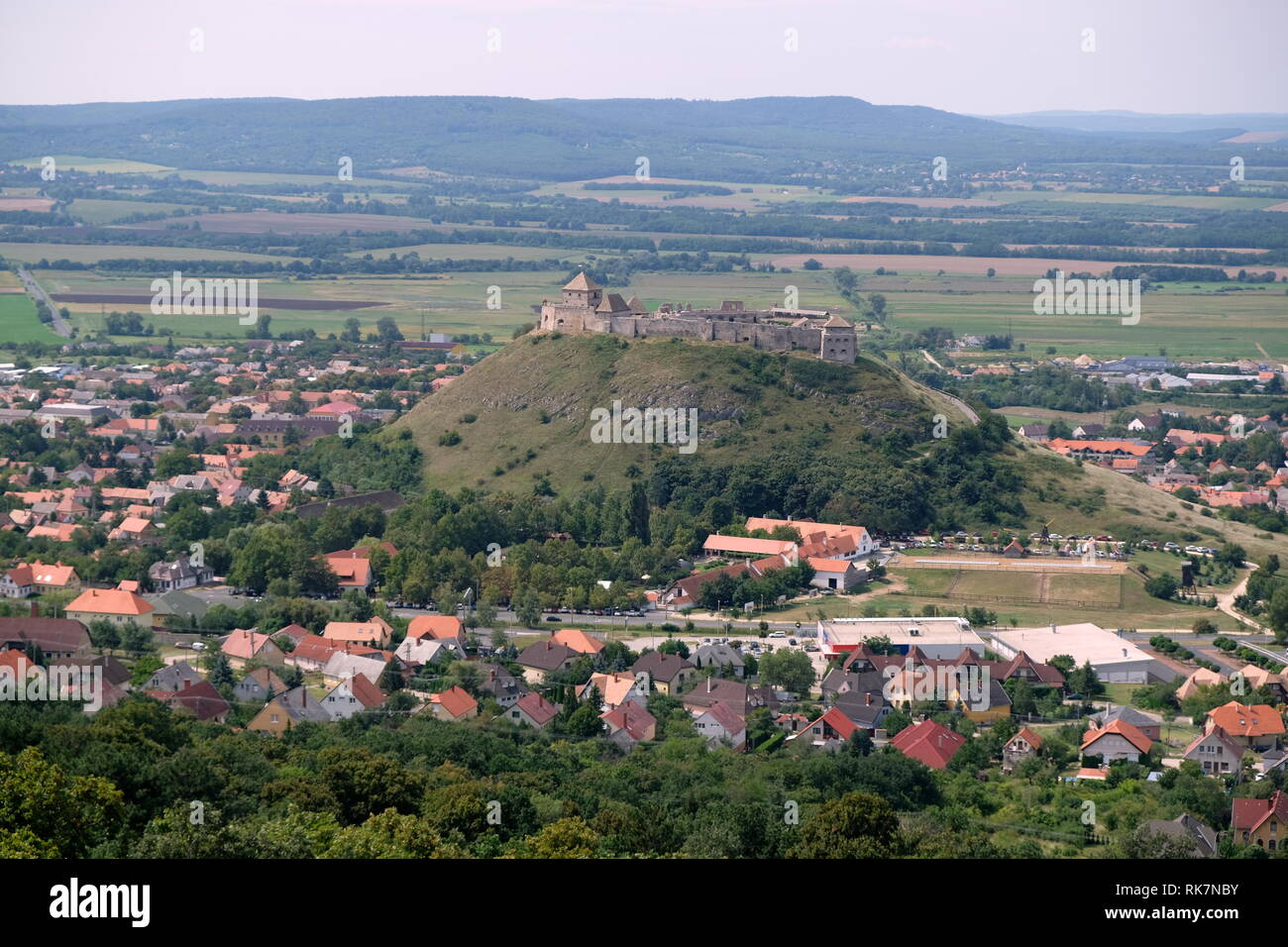 Fortaleza de Sümeg y paisaje urbano desde una colina cercana Foto de stock