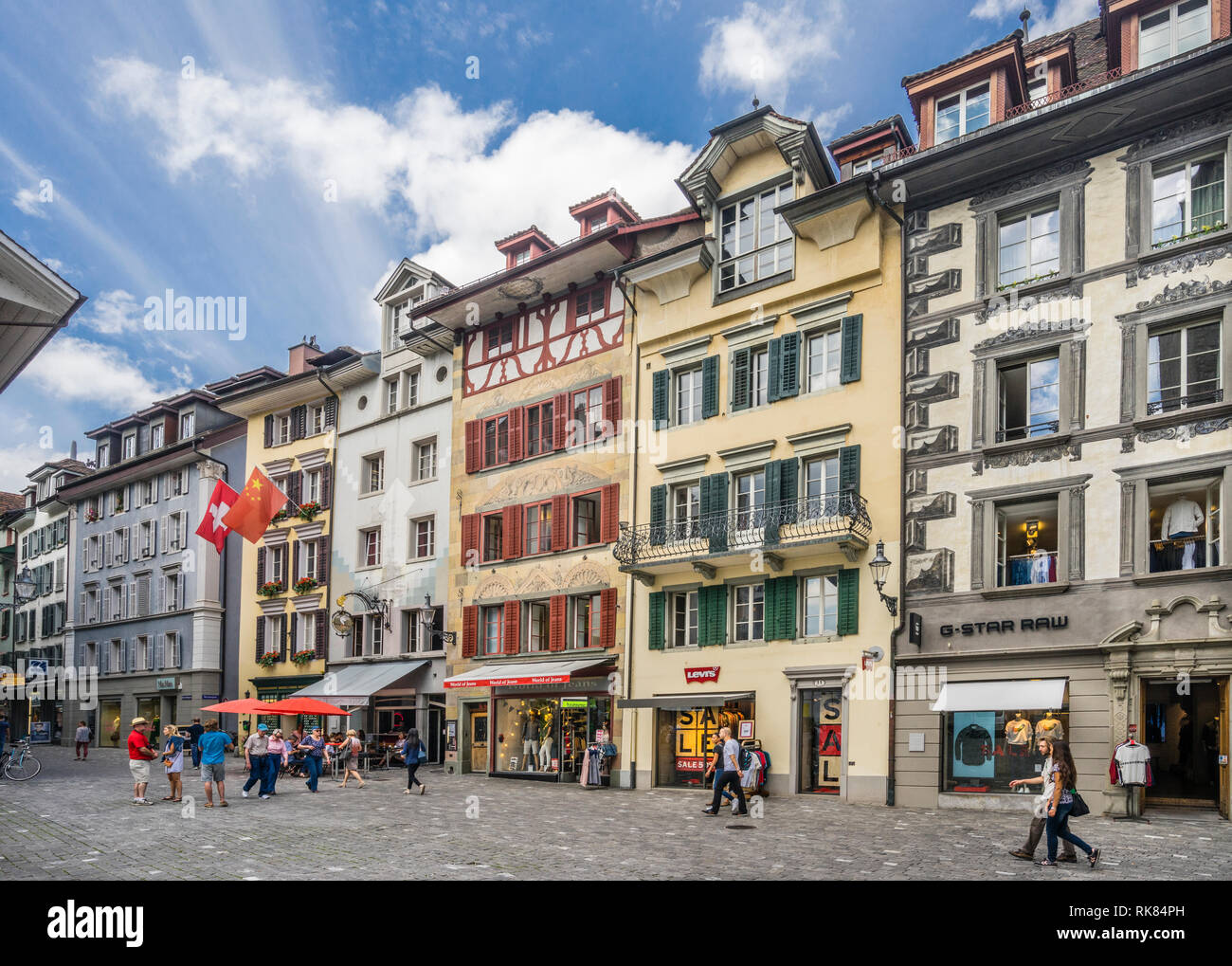 Casa fachadas en Kornmarkt en la vieja ciudad de Lucerna, el cantón de Lucerna, Suiza. Foto de stock