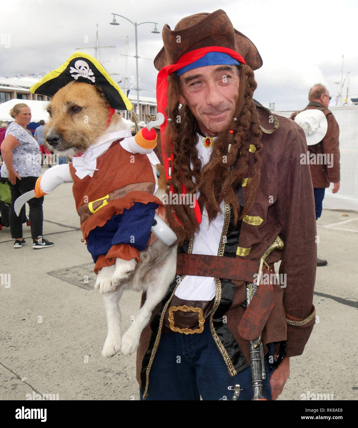 Pirata con su perro que también está en traje de pirata, barco de madera australiana Festival 2019, Hobart, Tasmania, Australia. No, señor Foto de stock