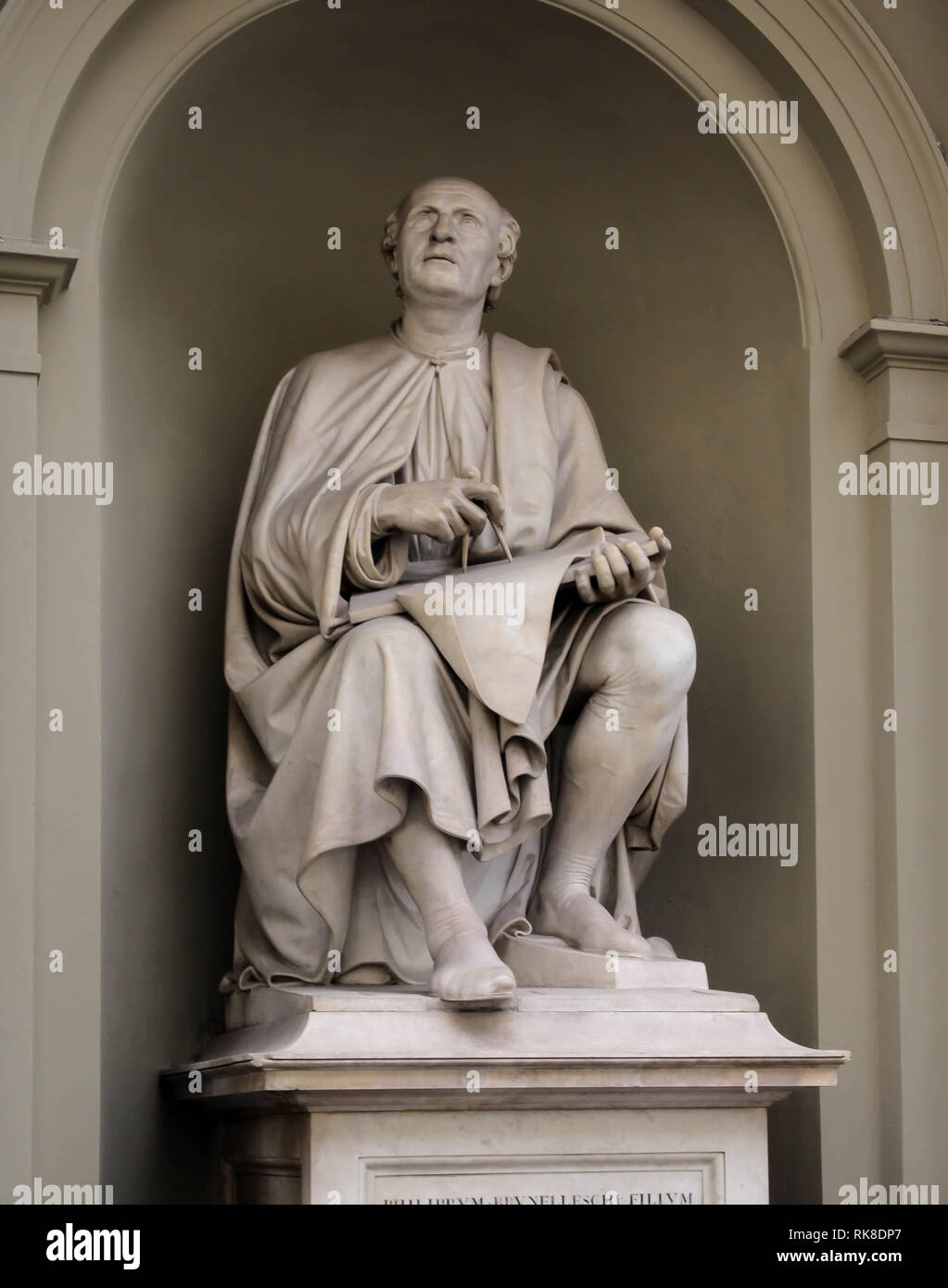Estatua de Filippo Brunelleschi por Luigi Pampaloni. Arnolfo di Cambio fue un famoso arquitecto y escultor italiano del Renacimiento. Foto de stock