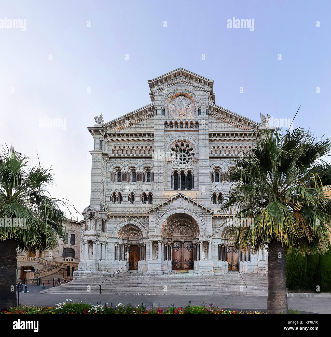 La Catedral de San Nicolás en el Principado de Mónaco, es la catedral