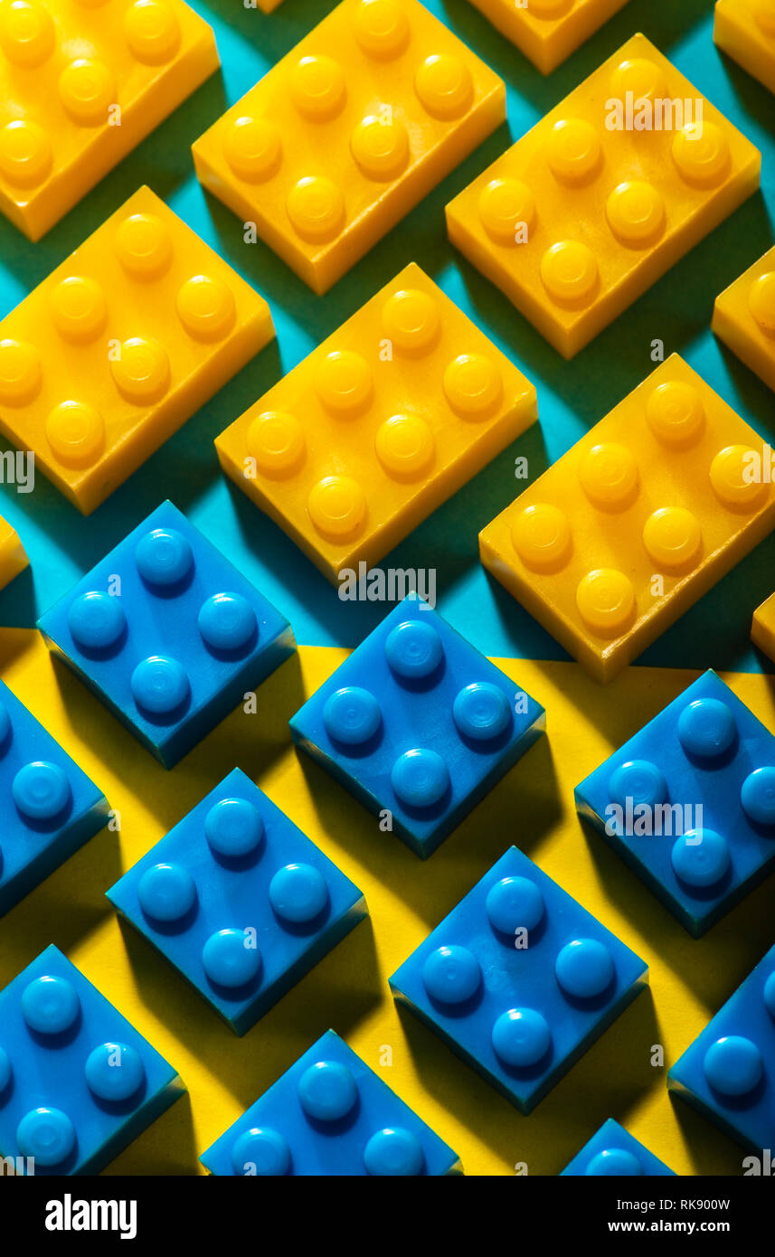 Cubos geométricos de plástico. La fabricación de juguetes en formas  geométricas multicolores de papel de fondo. Dispuestas en filas. Juguete  para niños. Círculo shap geométrica Fotografía de stock - Alamy