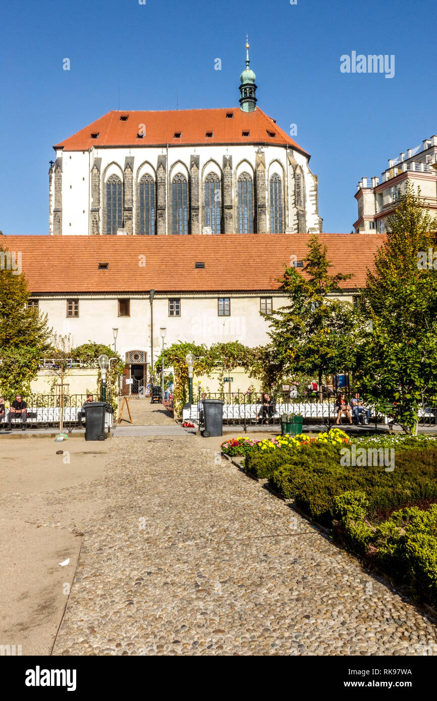 Iglesia de Nuestra Señora de las Nieves, vista desde el Jardín Franciscano de Praga, República Checa Foto de stock