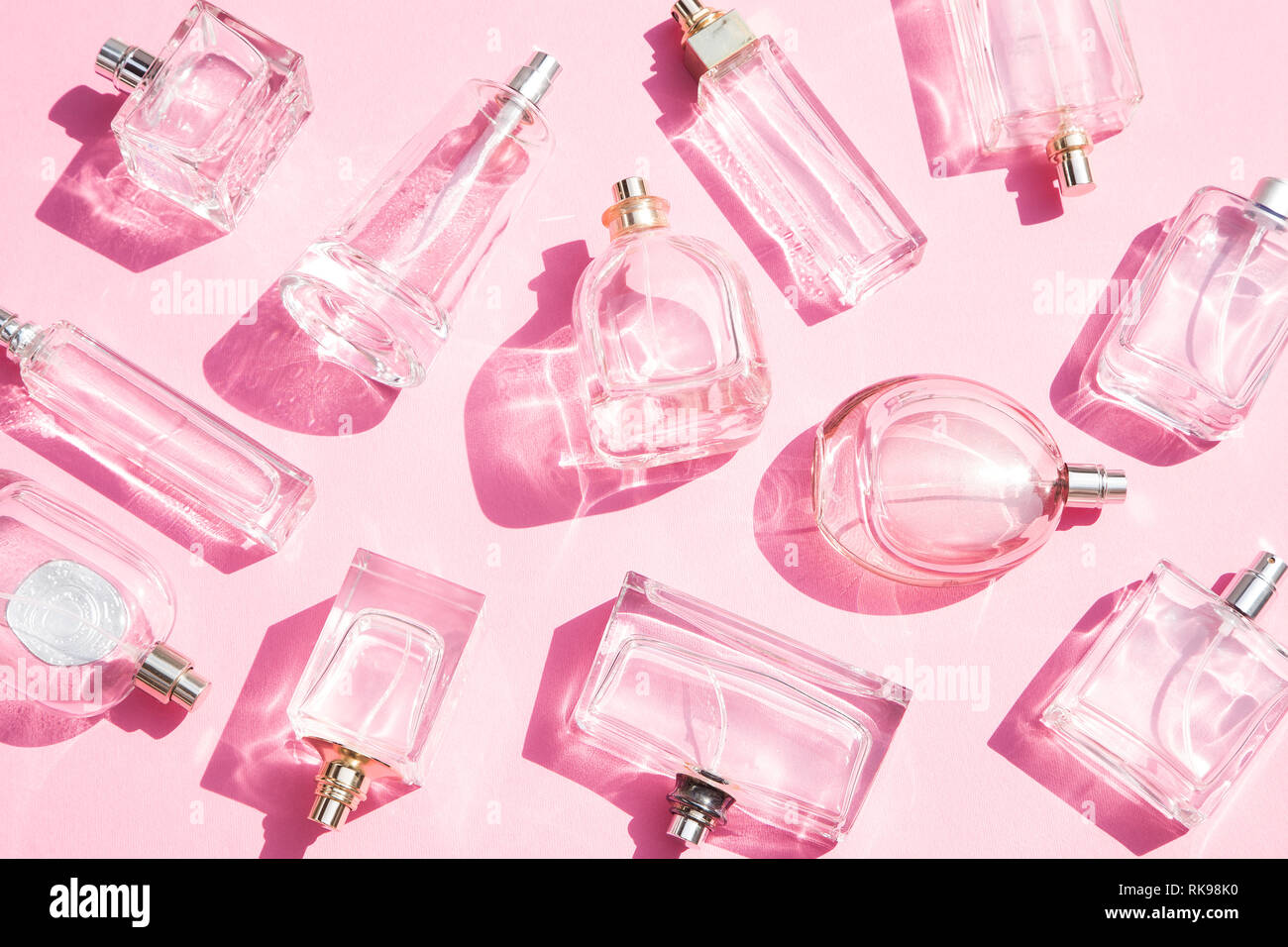 Frascos de perfume sobre fondo de color rosa Fotografía de stock - Alamy