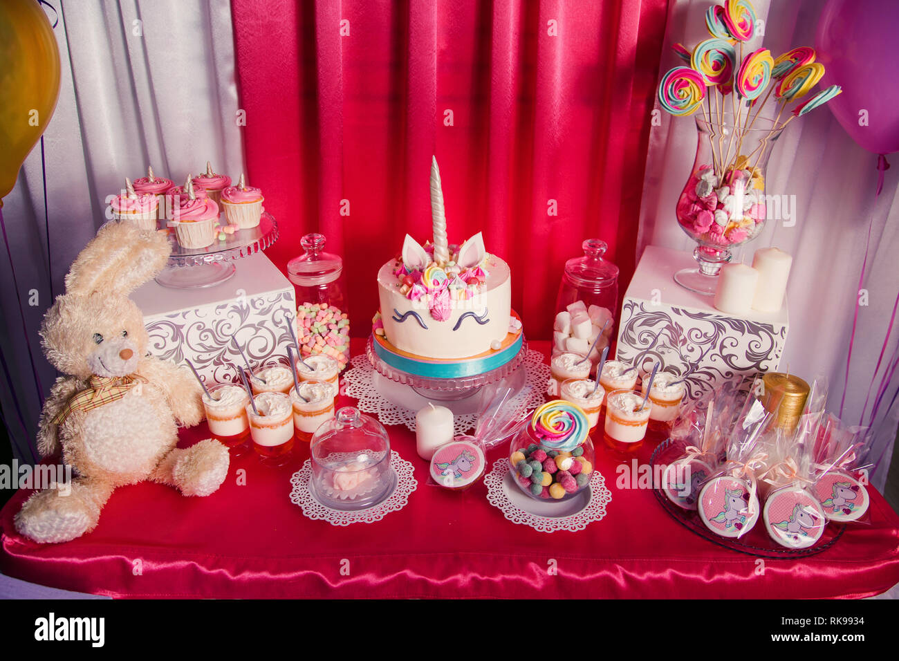 Mesa dulce y grandes unicorn torta para Baby Girl primer cumpleaños. Candy  bar con una gran variedad de dulces y pasteles Fotografía de stock - Alamy