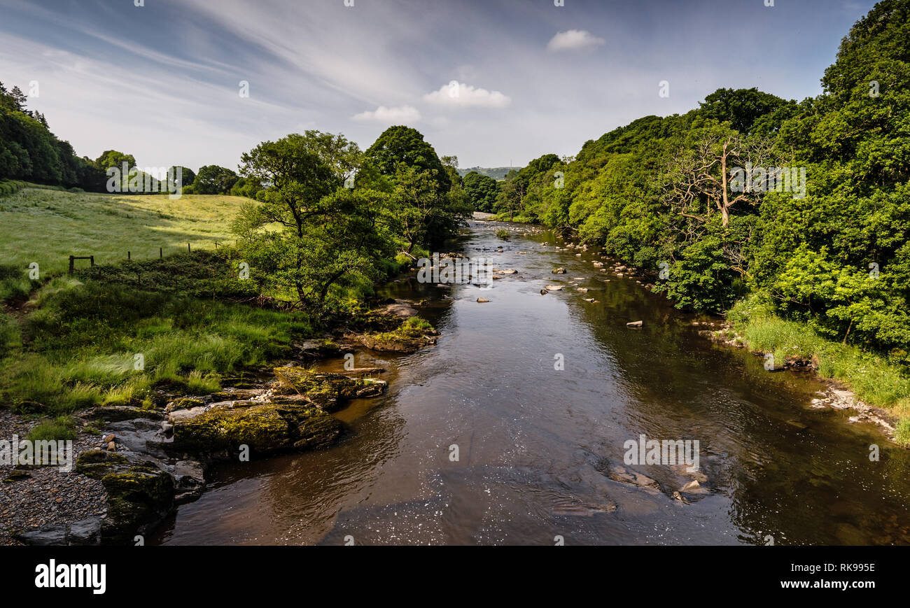 Río Rawthey, tomada desde el puente de carretera A683, cerca de Sedburgh, Yorkshire Dales National Park, Inglaterra Foto de stock