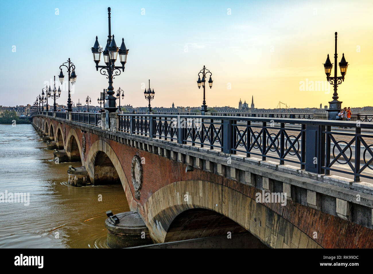 Pont de Pierre, histórico puente sobre el río Garona, al atardecer, Burdeos, Francia Foto de stock