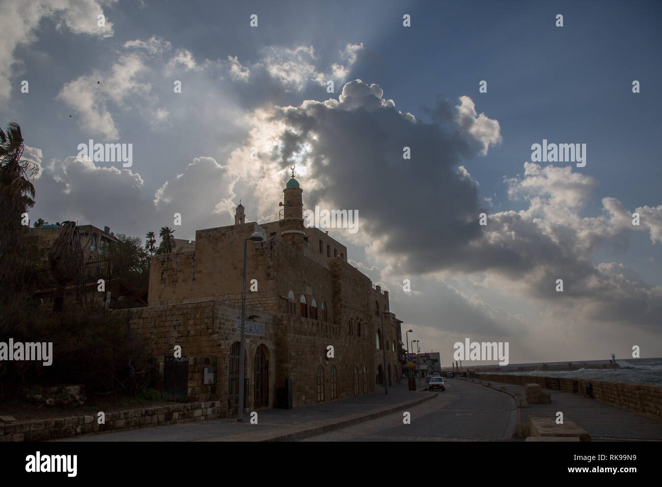Sun abajo en boulevard con mezquita en Jaffa, Tel Aviv, Israel Foto de stock