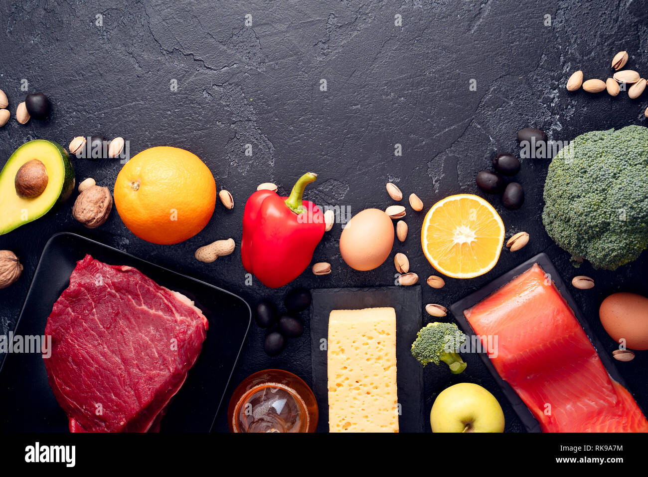 Imagen de los productos alimentarios en la tabla de piedra. Espacio vacío en la parte superior del texto. Foto de stock