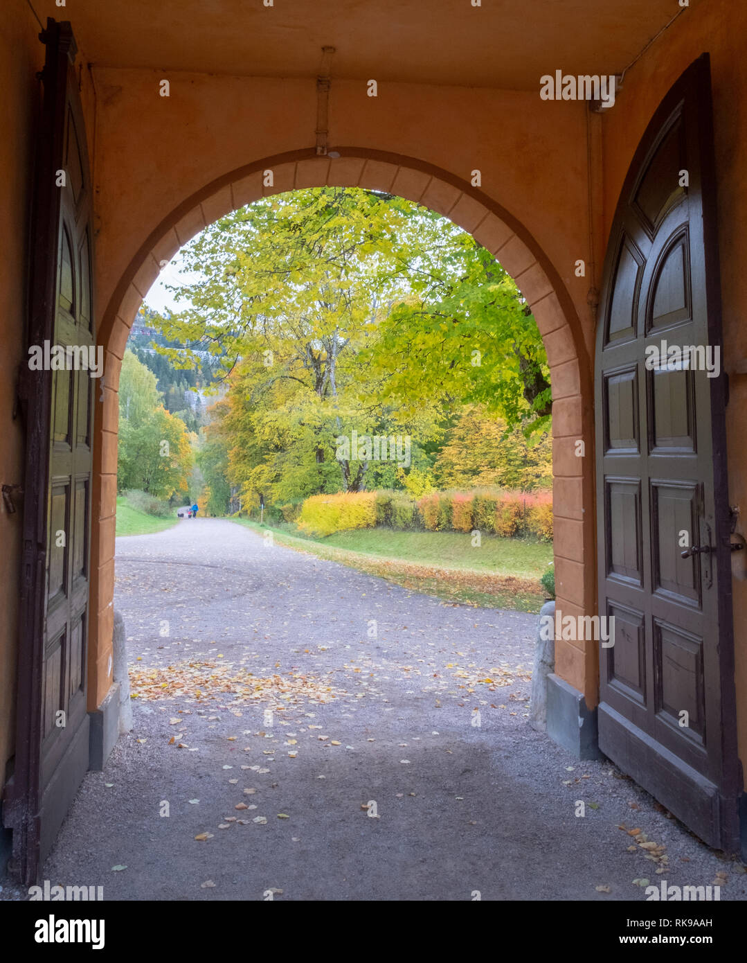El portón se abre a una vista del parque de otoño Foto de stock