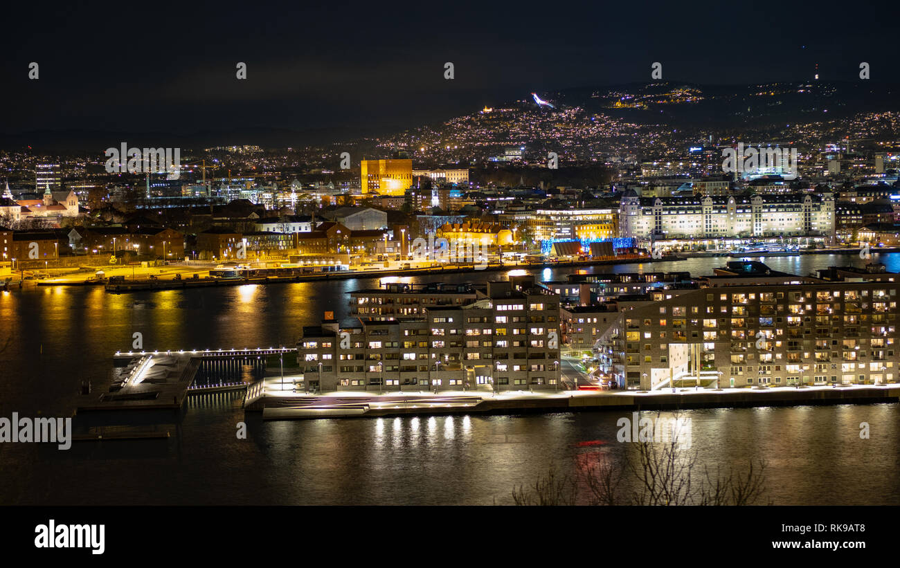 Puerto de Oslo con nuevas casas de familia en la noche. La foto fue tomada desde la colina de Ekeberg. Foto de stock