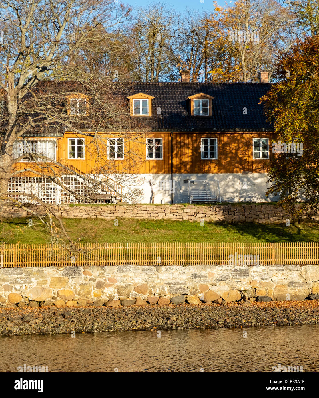 Noruego de madera antigua villa a orillas del fiordo de Oslo Foto de stock