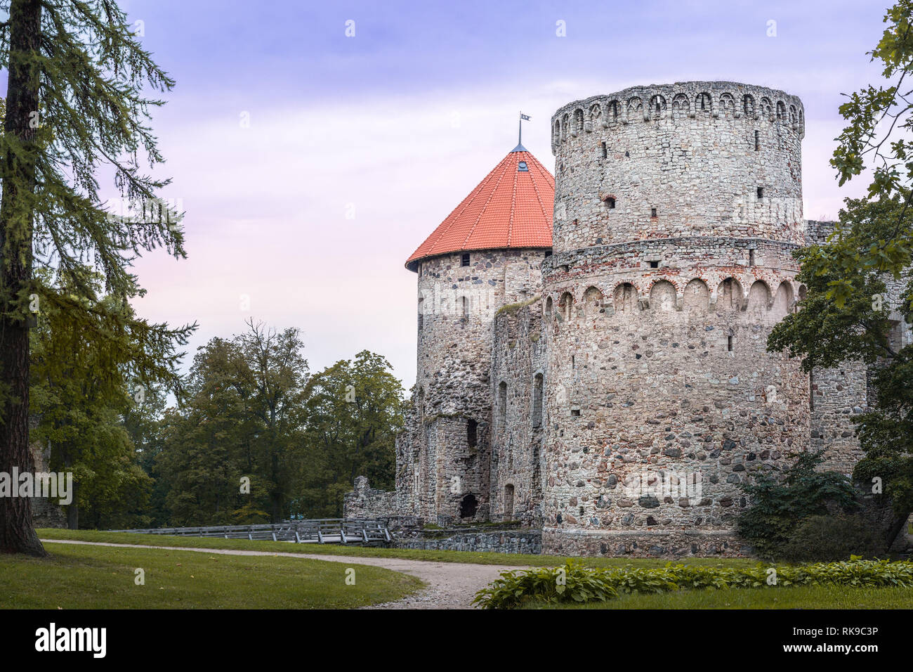 Las Ruinas Del Castillo De Livonia Medieval En Cesis Letonia Fotografia De Stock Alamy