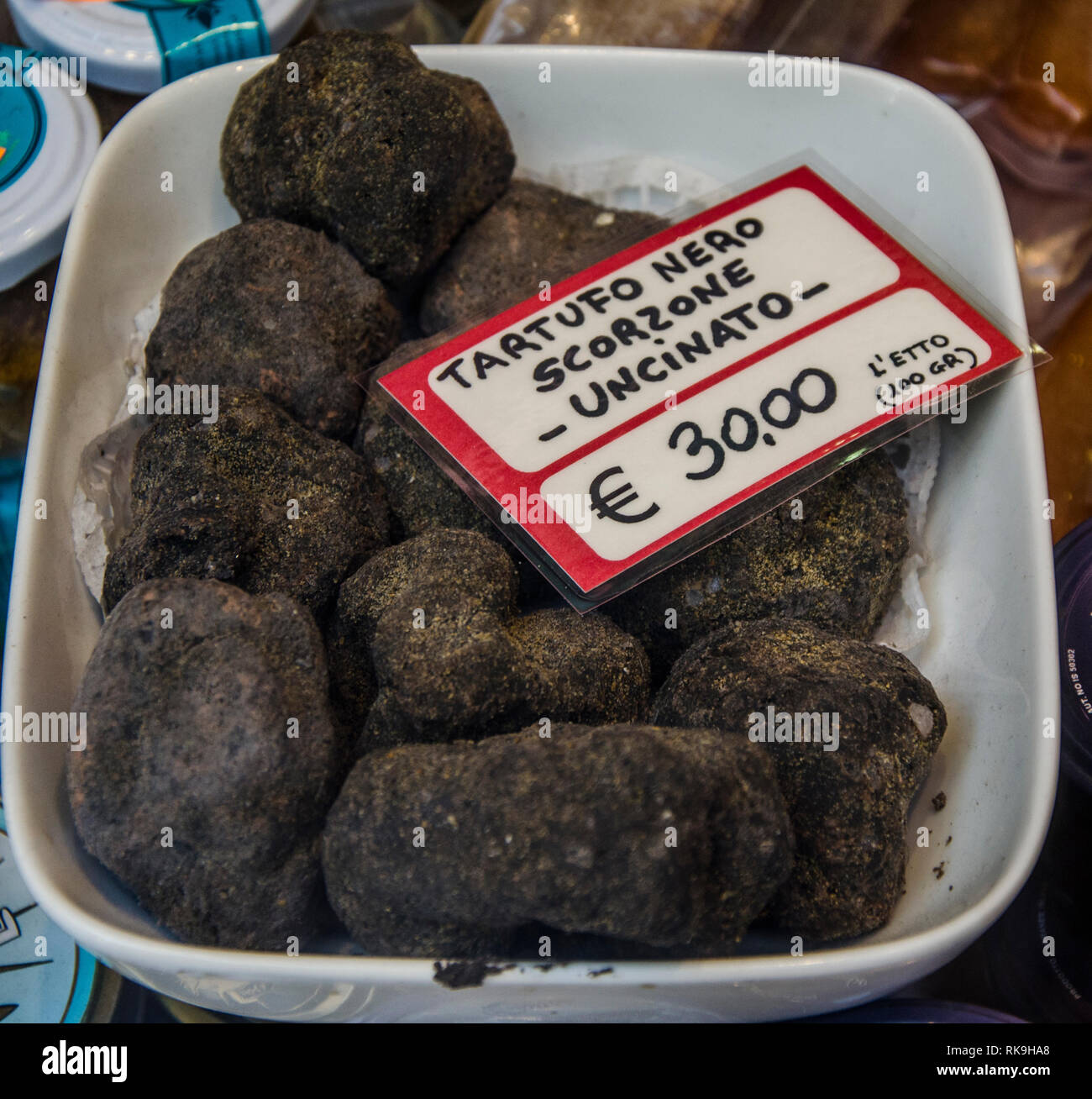 El precio de la trufa negra en un escaparate en Roma Fotografía de stock -  Alamy
