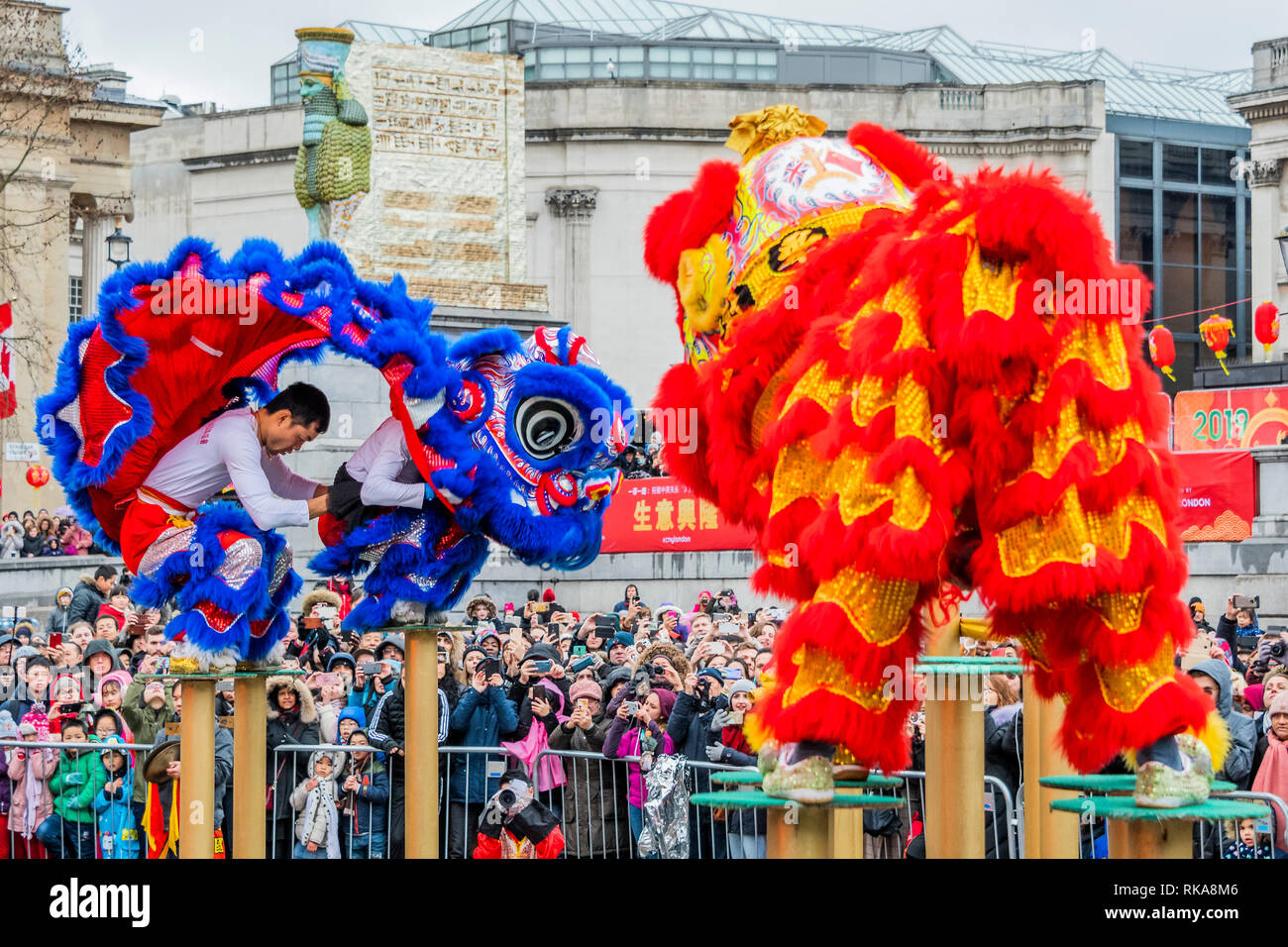Londres, Reino Unido. 10 Feb 2019. León saltando los danzarines bailan en el festival en Trafalgar Square. Celebraciones del Año Nuevo Chino en Soho, Londres. Crédito: Guy Bell/Alamy Live News Foto de stock