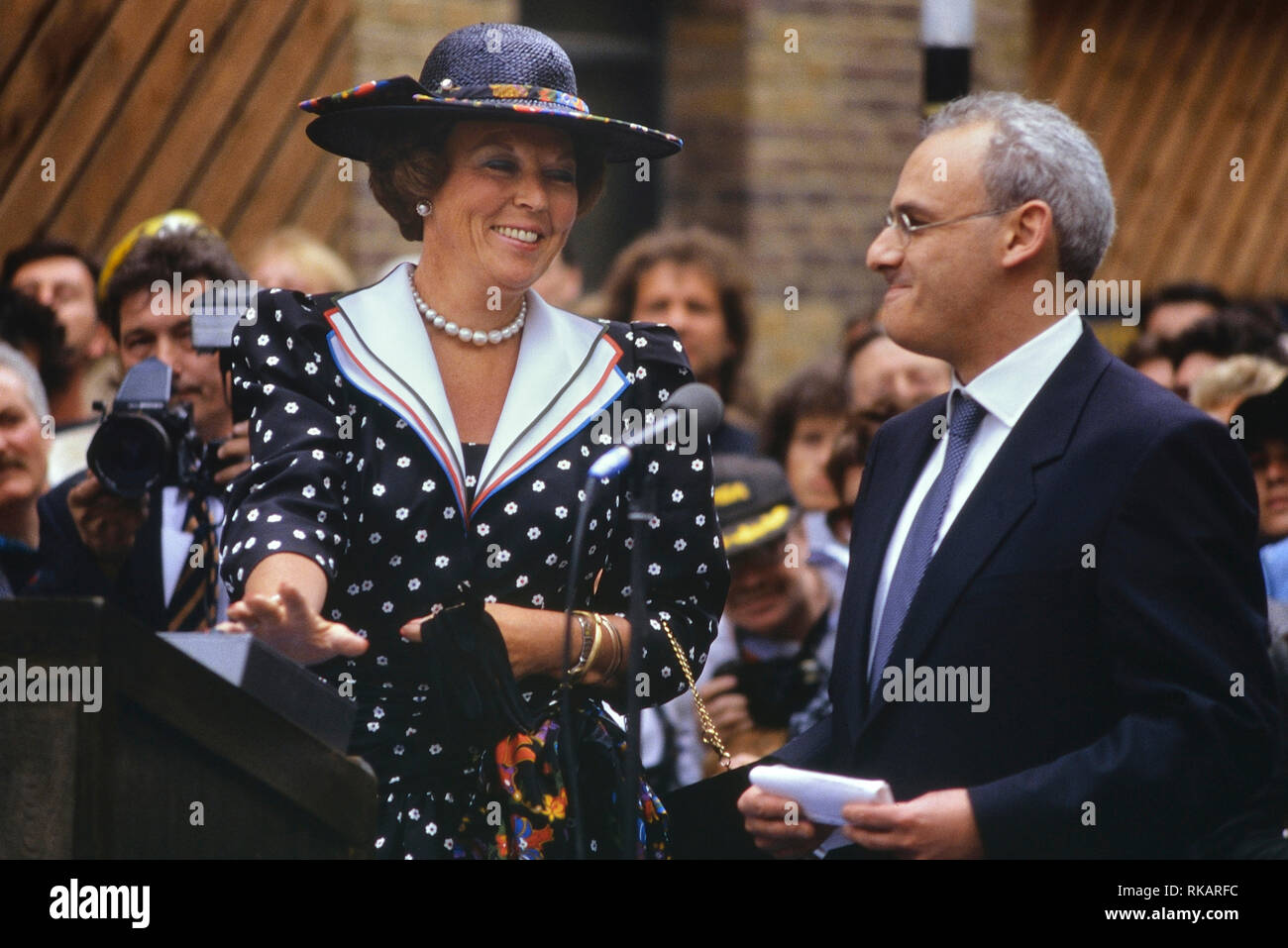 La Reina Beatriz de los Países Bajos la revelación del Seven Dials monumento, Covent Garden, Londres. Inglaterra. El 29 de junio de 1989 Foto de stock