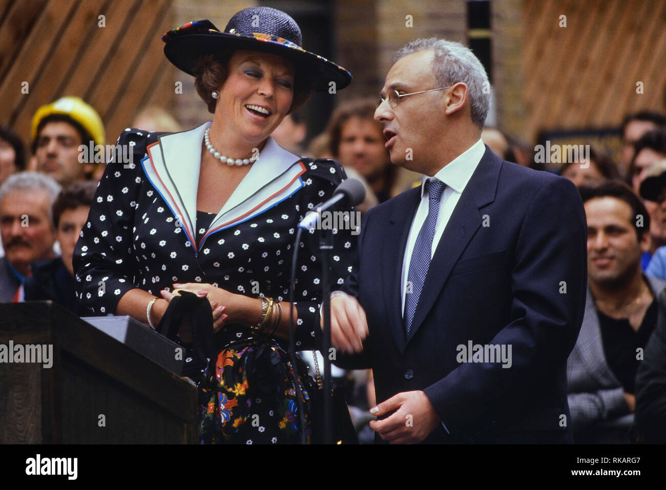 La Reina Beatriz de los Países Bajos la revelación del Seven Dials monumento, Covent Garden, Londres. Inglaterra. El 29 de junio de 1989 Foto de stock