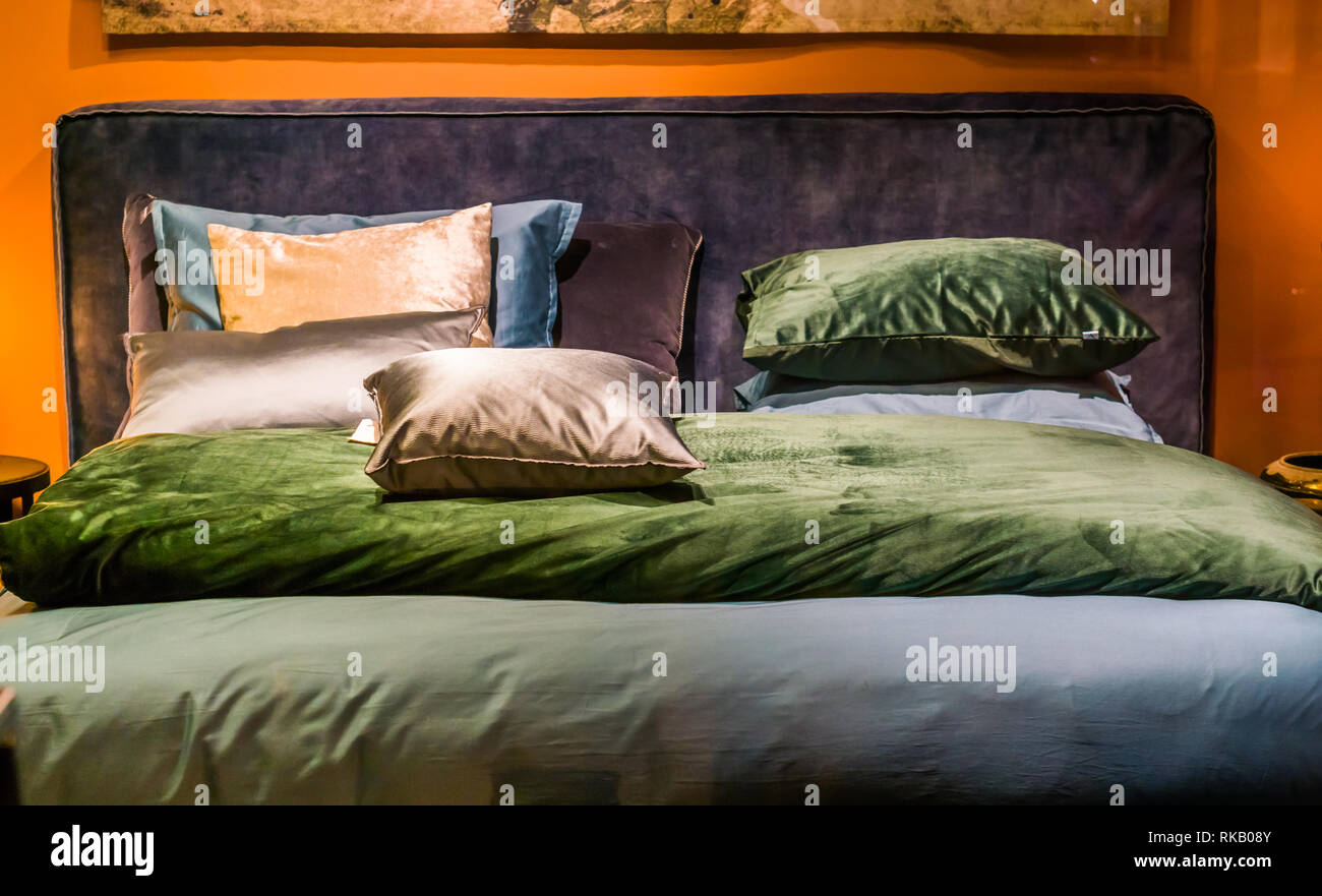 Moderna cama de matrimonio sábanas y almohadas en diversos colores, interior dormitorio Fotografía de stock - Alamy