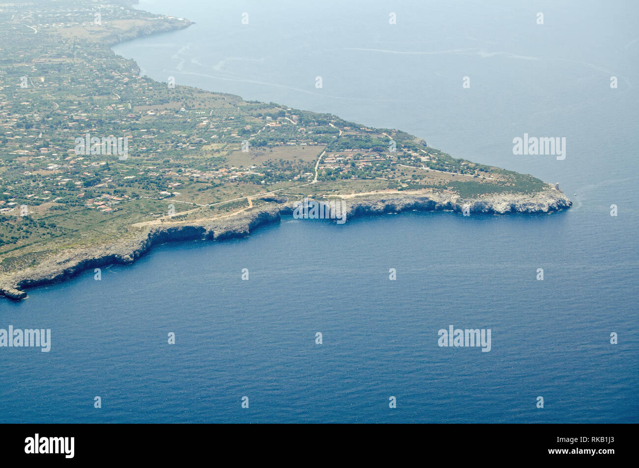 Vista aérea del Capo Rama cabecero cerca de Terrasini, Palermo, Sicilia. Ahora una reserva natural. Foto de stock