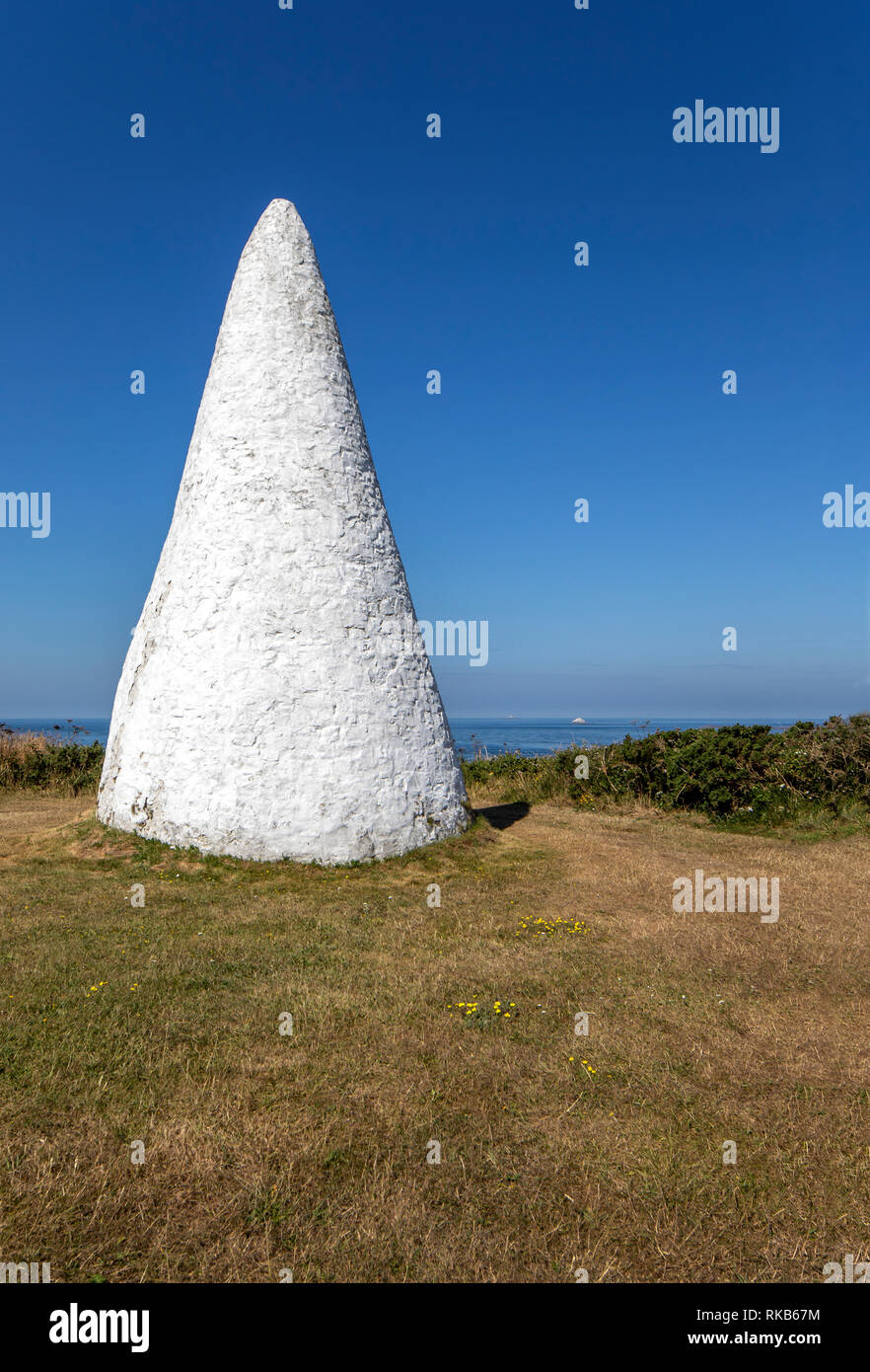 El hito de piedra grande y cono de hormigón cerca de Fort Tougis en Alderney, utiliza el envío de ayuda a la navegación. Foto de stock