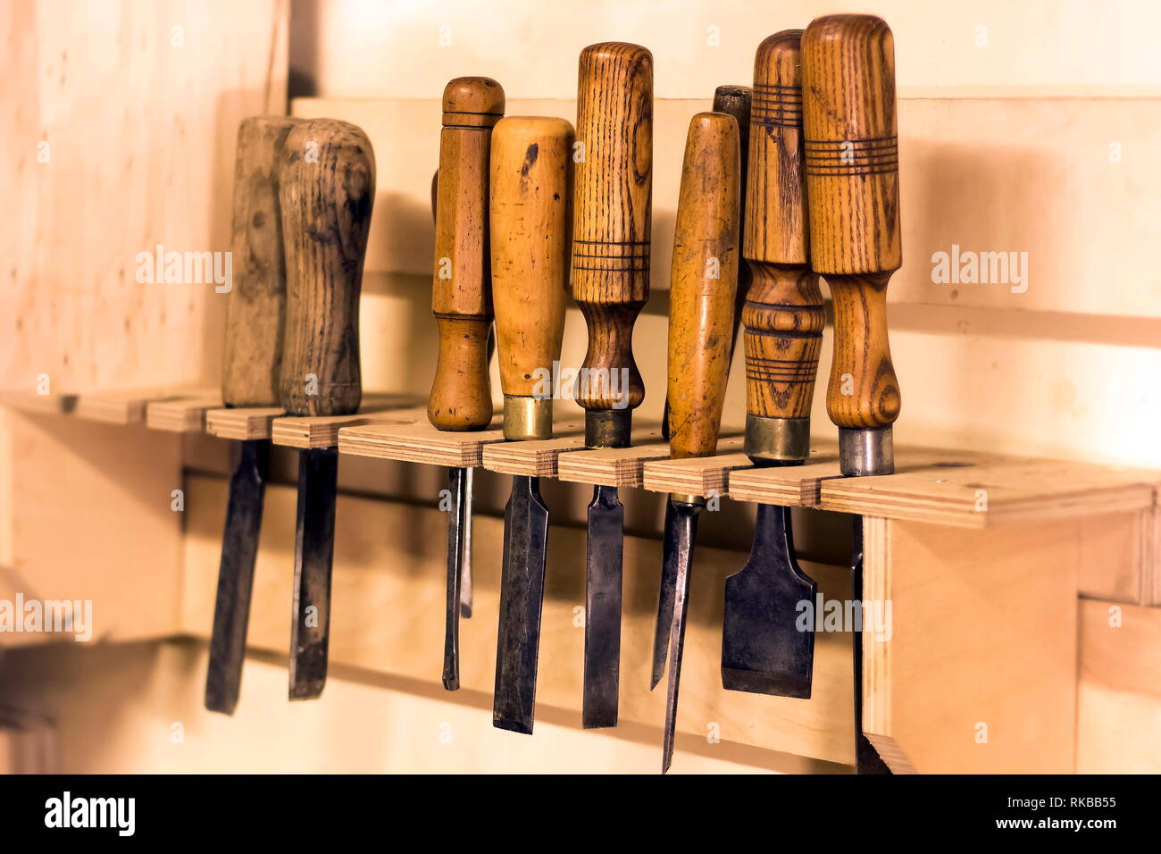 Un viejo torno para tallar madera Fotografía de stock - Alamy