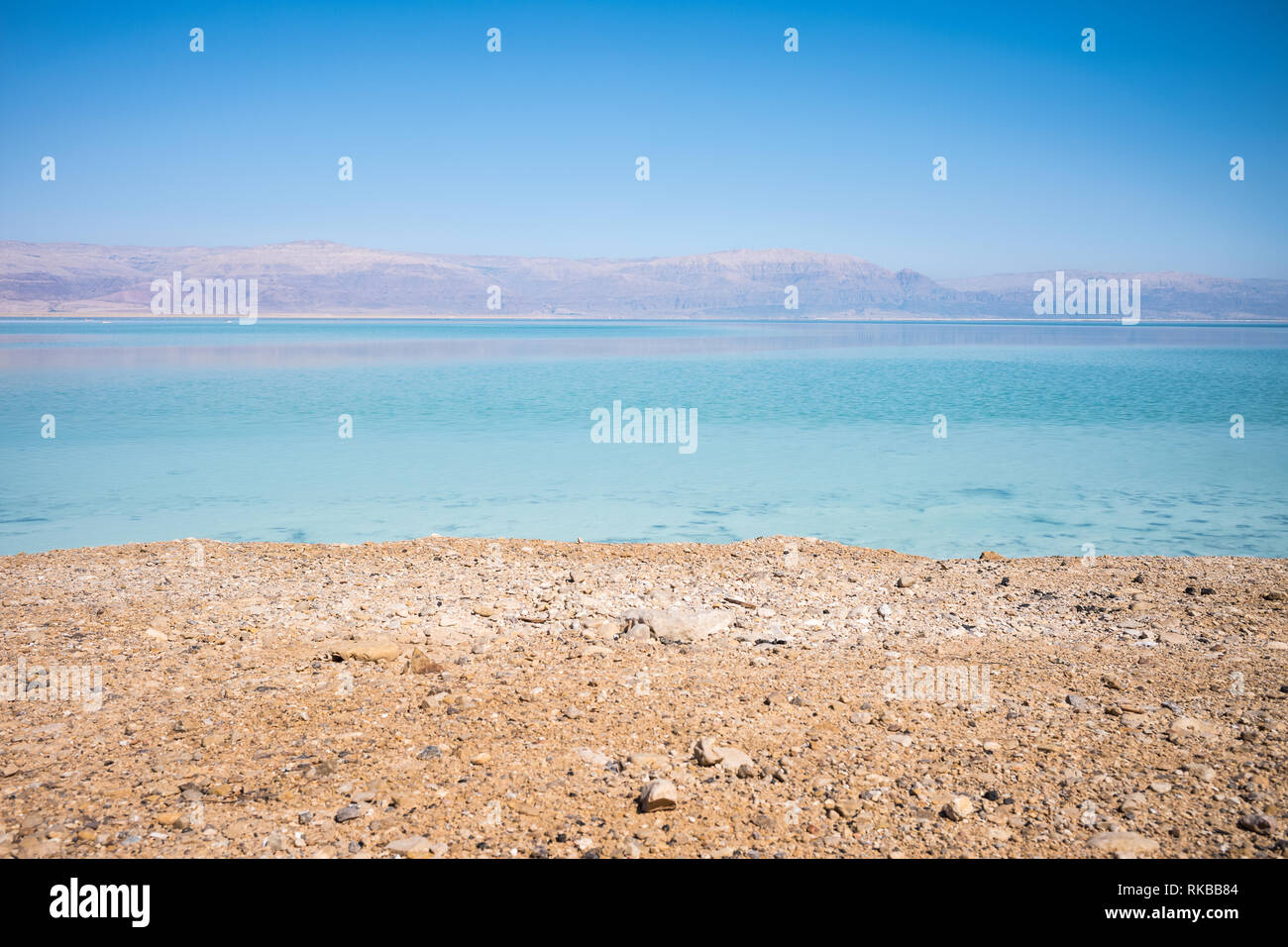 Paisaje del Mar Muerto, los fracasos del suelo, ilustrando una catástrofe ambiental en el Mar Muerto para Israel y Jordania Foto de stock
