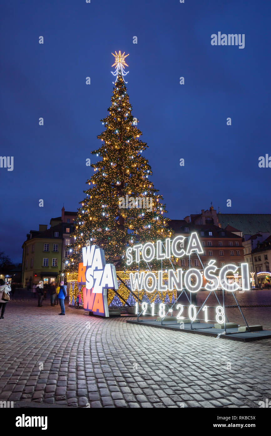 Polonia, de la ciudad de Warszawa en Varsovia, la capital de la libertad 1918-2018 centenario de la independencia, el árbol de Navidad en la Plaza del Castillo en el viejo Foto de stock