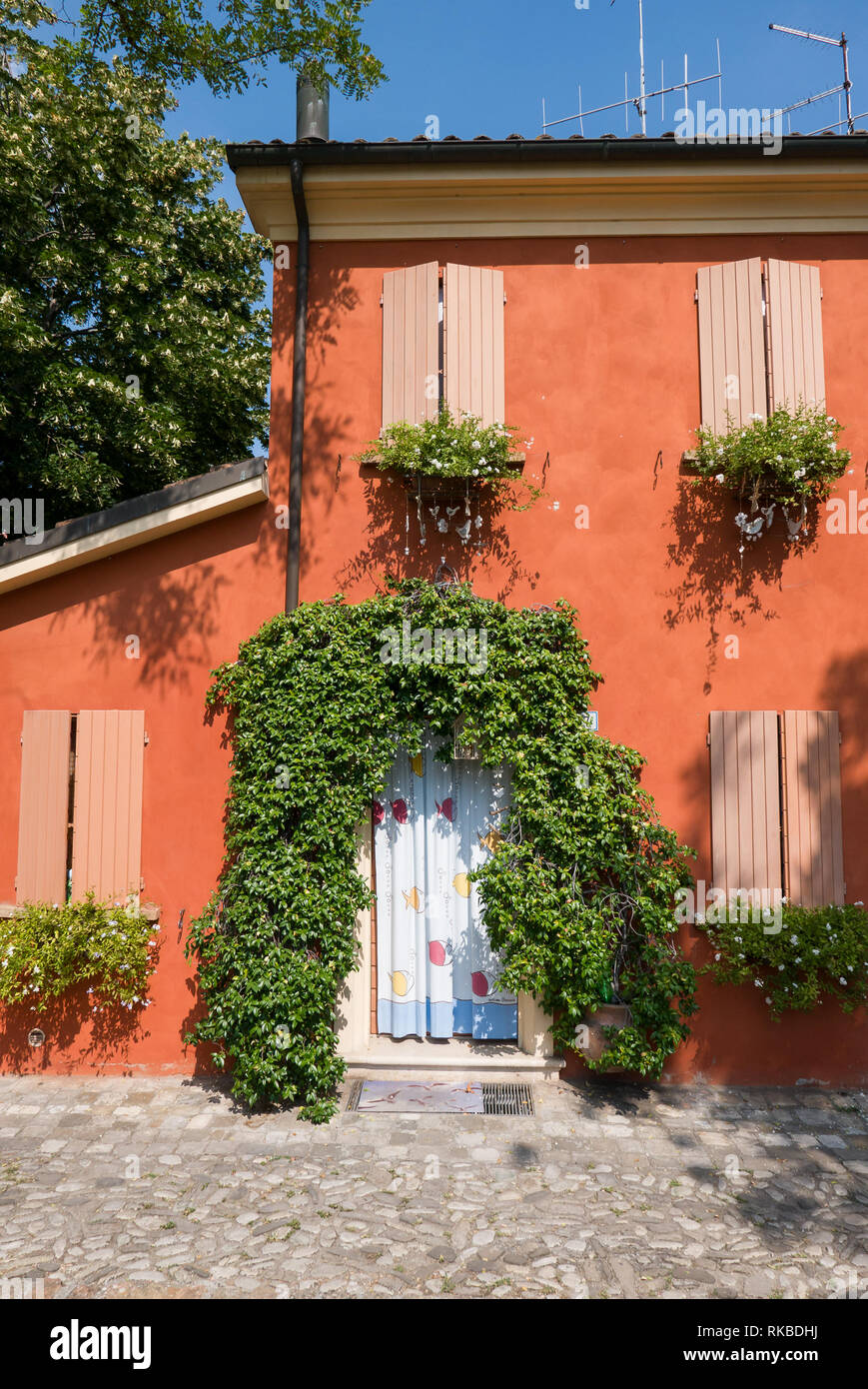 Casas recién pintadas fotografías e imágenes de alta resolución Alamy