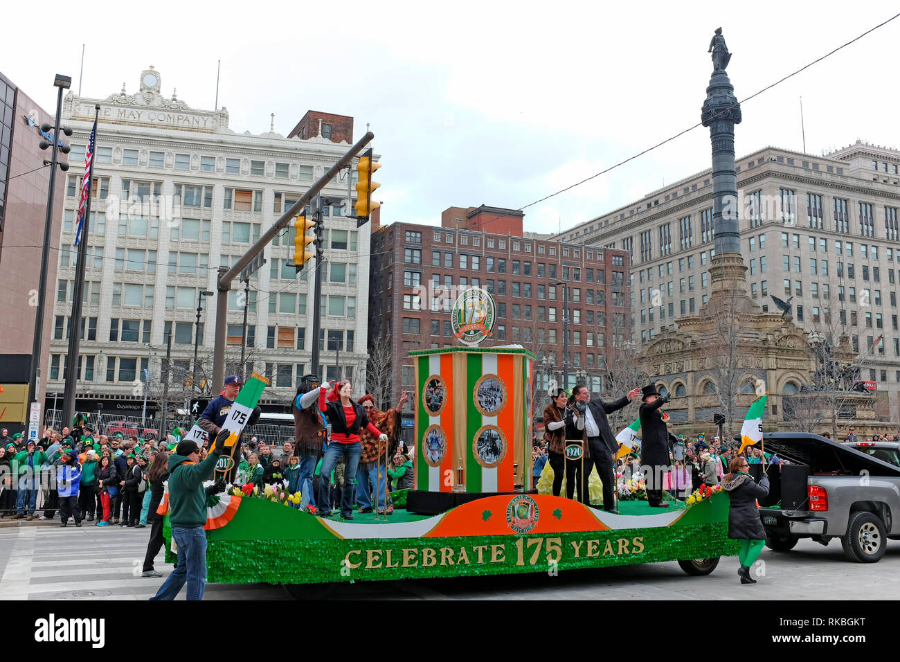 Los 175 años de Cleveland el Día de San Patricio desfile de carrozas hace su camino en la plaza pública en el centro de la ciudad de Cleveland, Ohio, EE.UU. en 2017 Foto de stock