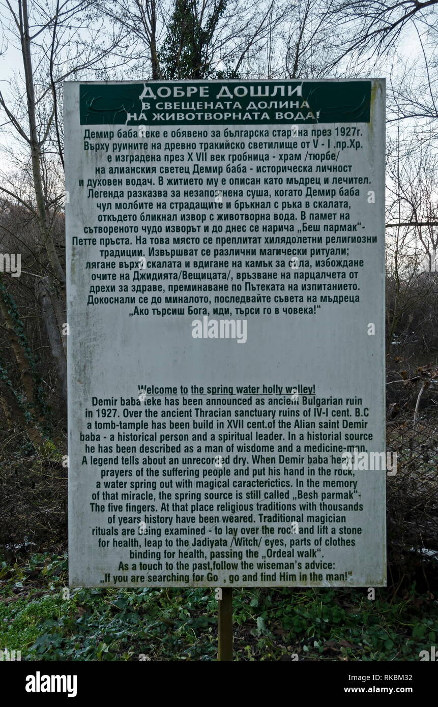 La placa de información o tabla en búlgaro y en idioma inglés para la historia antigua de la Demir Baba Teke, culto monumento honrado por tanto cristianos Foto de stock