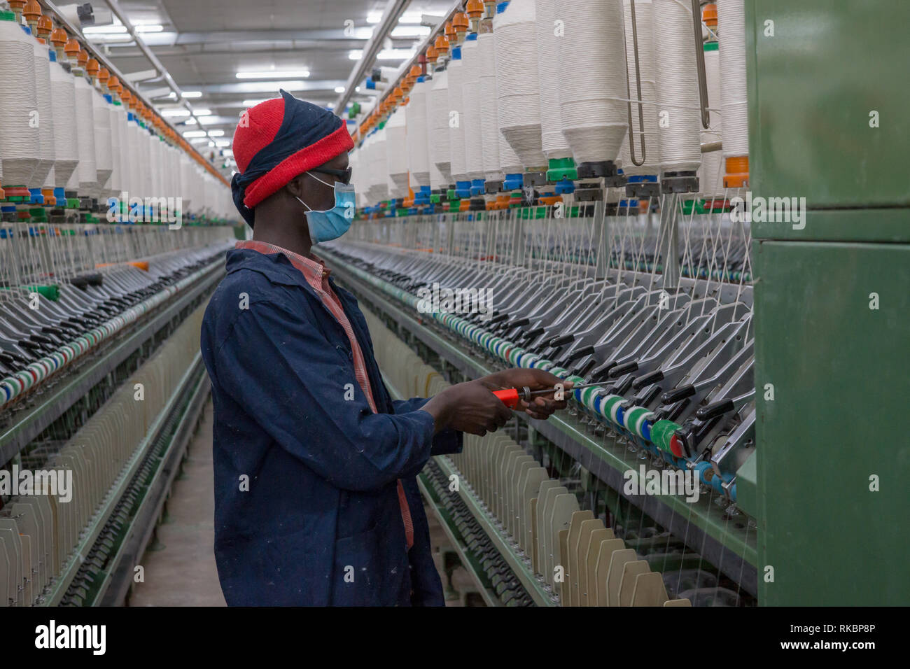Industria y manufactura en África: Los trabajadores textiles producir  tejidos y prendas de vestir en una fábrica en Kampala, Uganda, con algodón  cultivado en África Fotografía de stock - Alamy