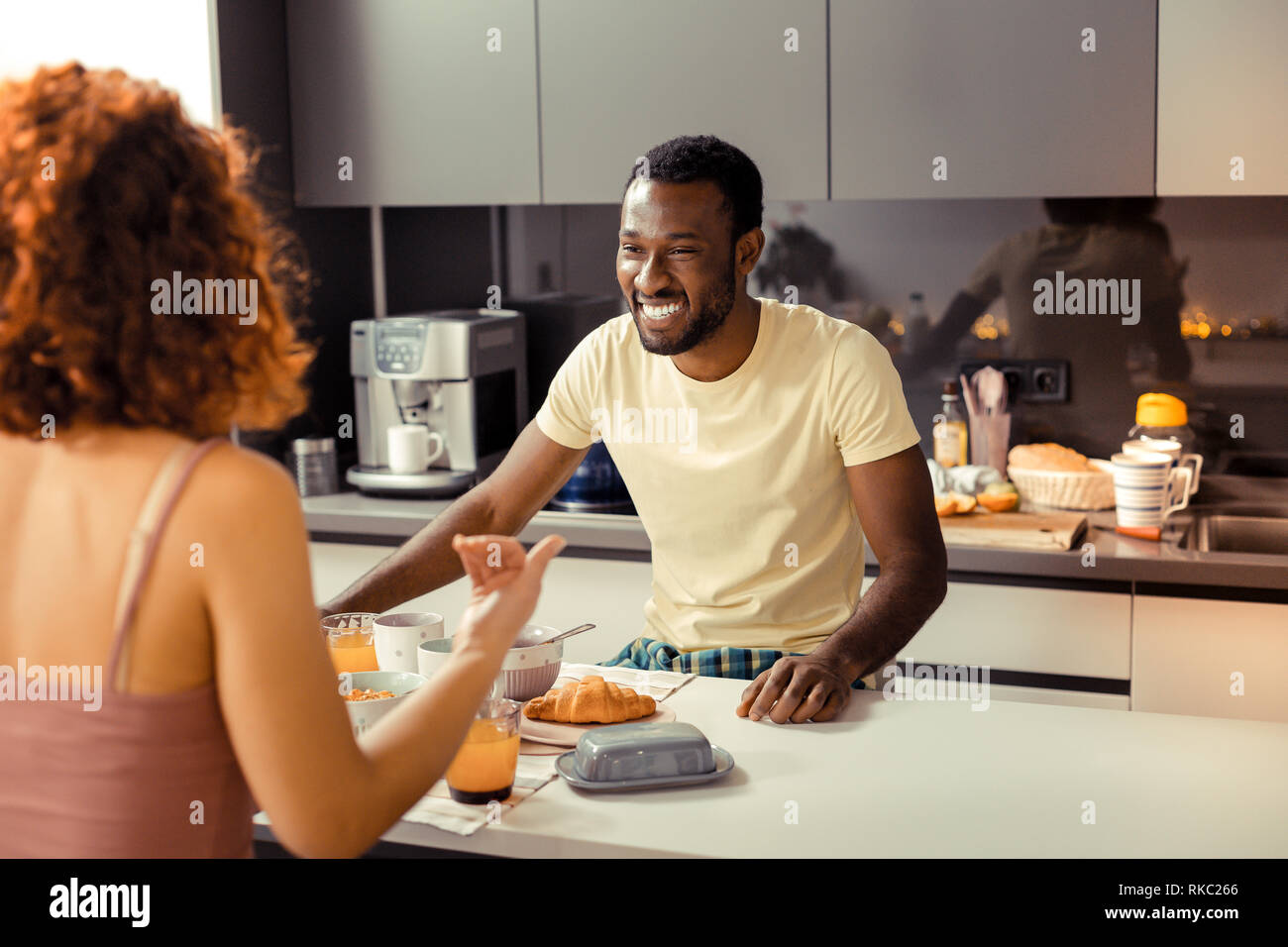 Pareja joven sentirse feliz pasar mañana en casa juntos Foto de stock