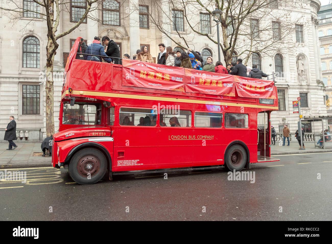 Londres, Reino Unido. 10 Feb, 2019. Rojo londinense tradicional Routemaster Bus turístico raedy para seguir desfile por Trafalgar Square en Londres, Inglaterra, Reino Unido., durante las celebraciones del Año Nuevo Chino. Crédito: Ian Laker/Alamy Live News. Foto de stock