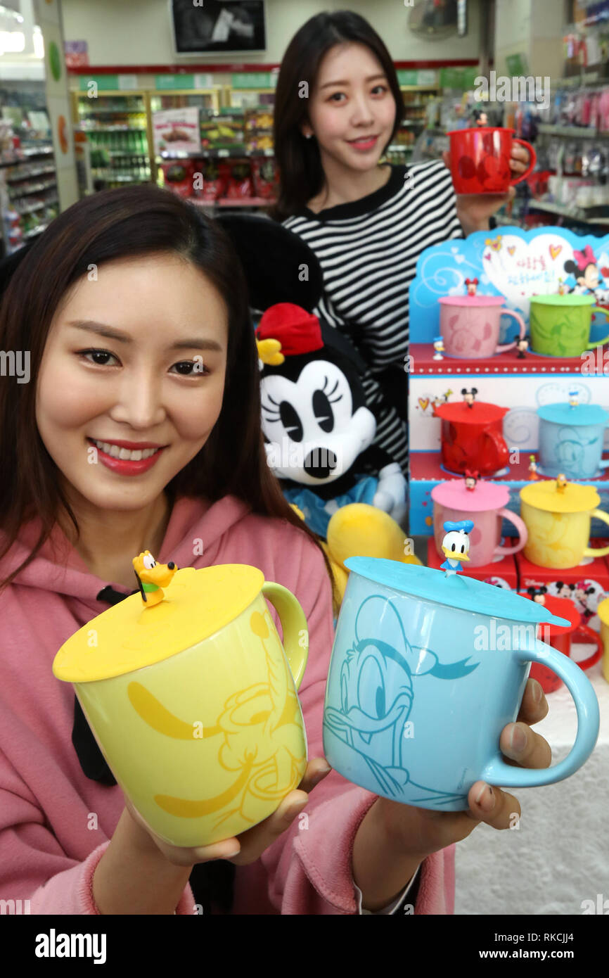 El 11 de febrero, 2019. Tazas Disney en venta modelos muestran personajes  de Disney mugs en una salida de 7-Eleven en Seúl en Feb 11, 2019, la cadena  de tiendas de conveniencia