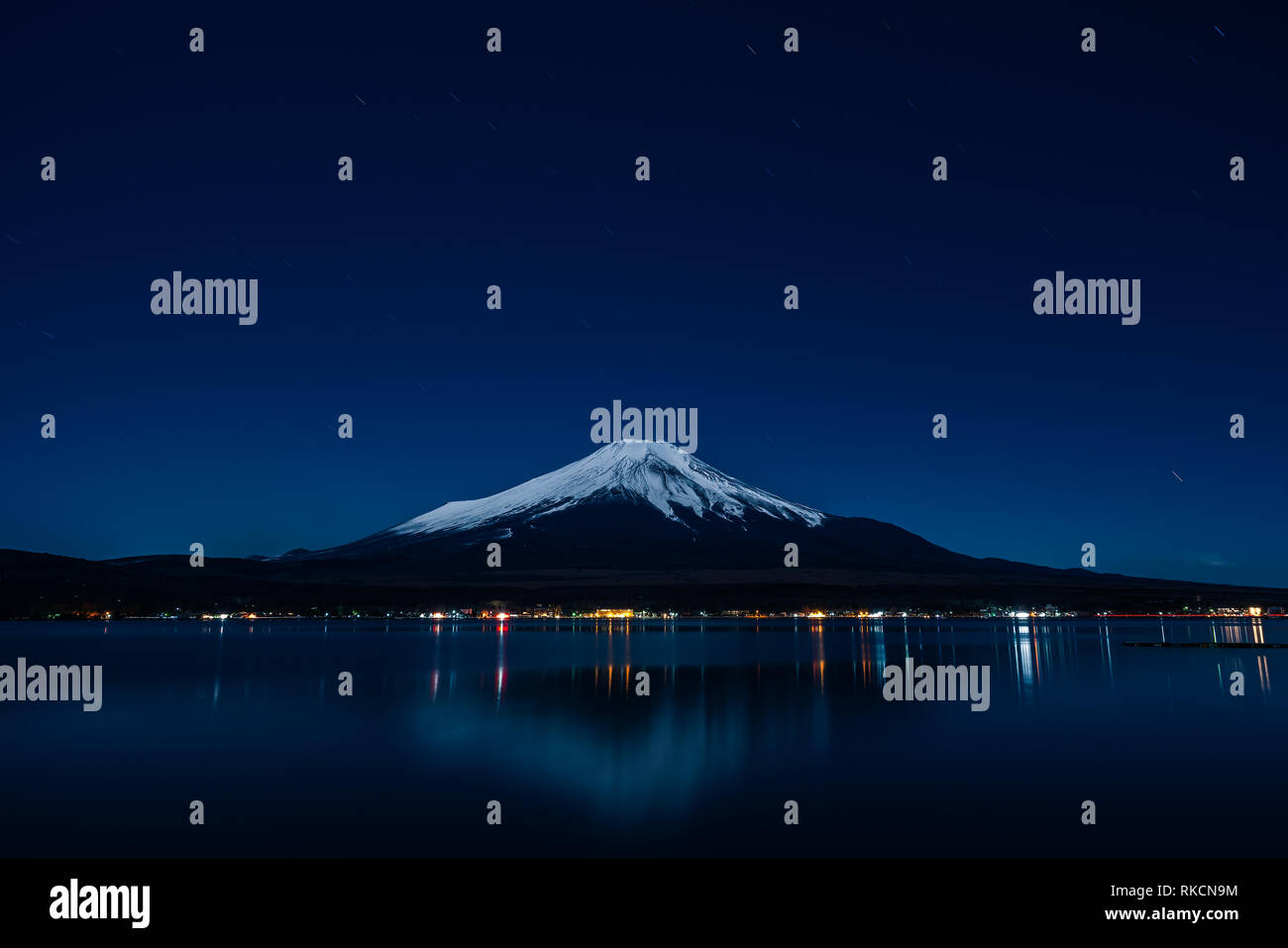 Nightview del Monte Fuji desde el lago Yamanaka en invierno. Foto de stock