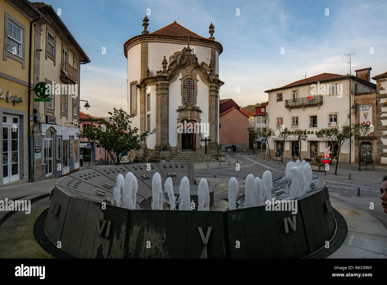 Arcos de Valdevez, Portugal; Abril 2015: vista de la Iglesia de Lapa en el  centro histórico del pueblo de Arcos de Valdevez Fotografía de stock - Alamy