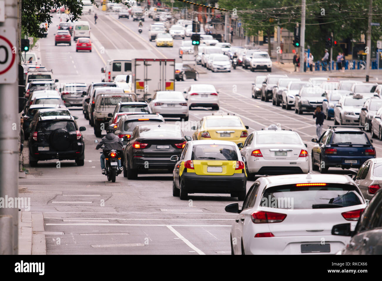 Tráfico pesado los coches en las calles de la ciudad Foto de stock