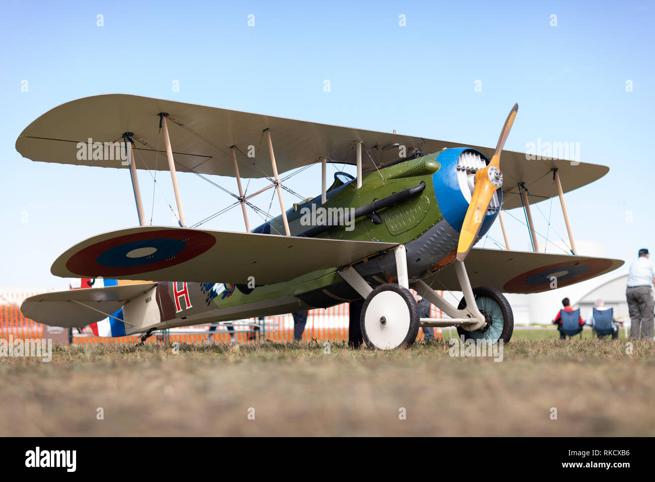 Los acuerdos de Dayton, Ohio, EE.UU. - Septiembre 23, 2018: la I Guerra Mundial Dawn Patrol Rendezvous, SPAD XIII se sienta en un campo de hierba durante el airshow Foto de stock