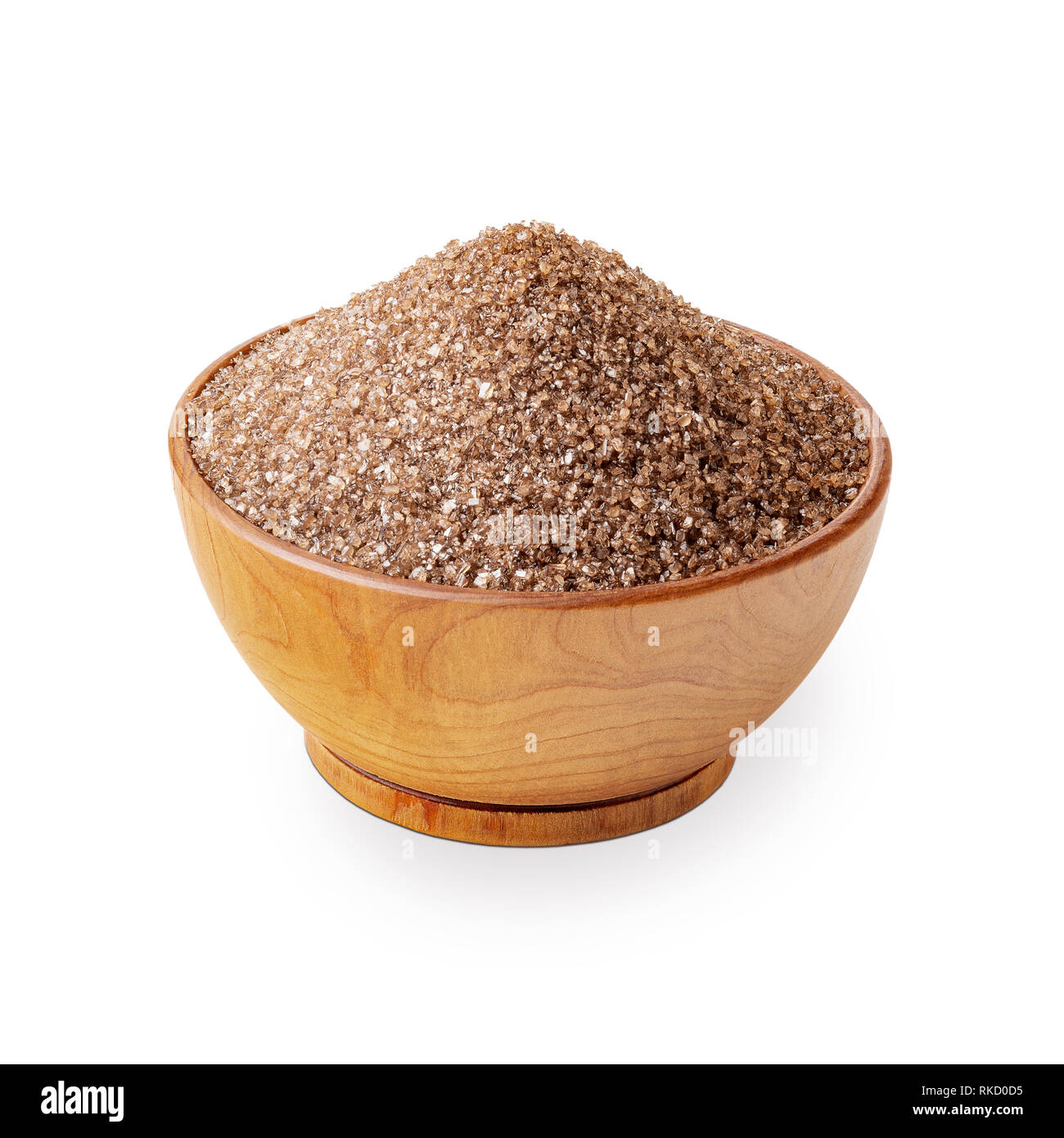 Brown sal ahumada en un recipiente de madera aislado en blanco Foto de stock