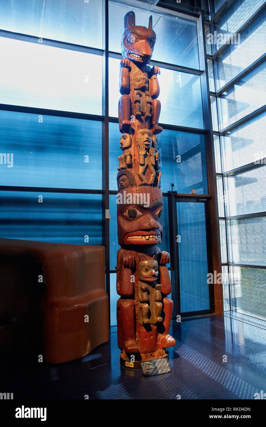 Polo heráldicos. Población, Tsimshian Nisga'a. Canadá. S.XIX. Museo musée du Quai Branly, especializado en arte primitivo o tribal, el arquitecto Jean Foto de stock
