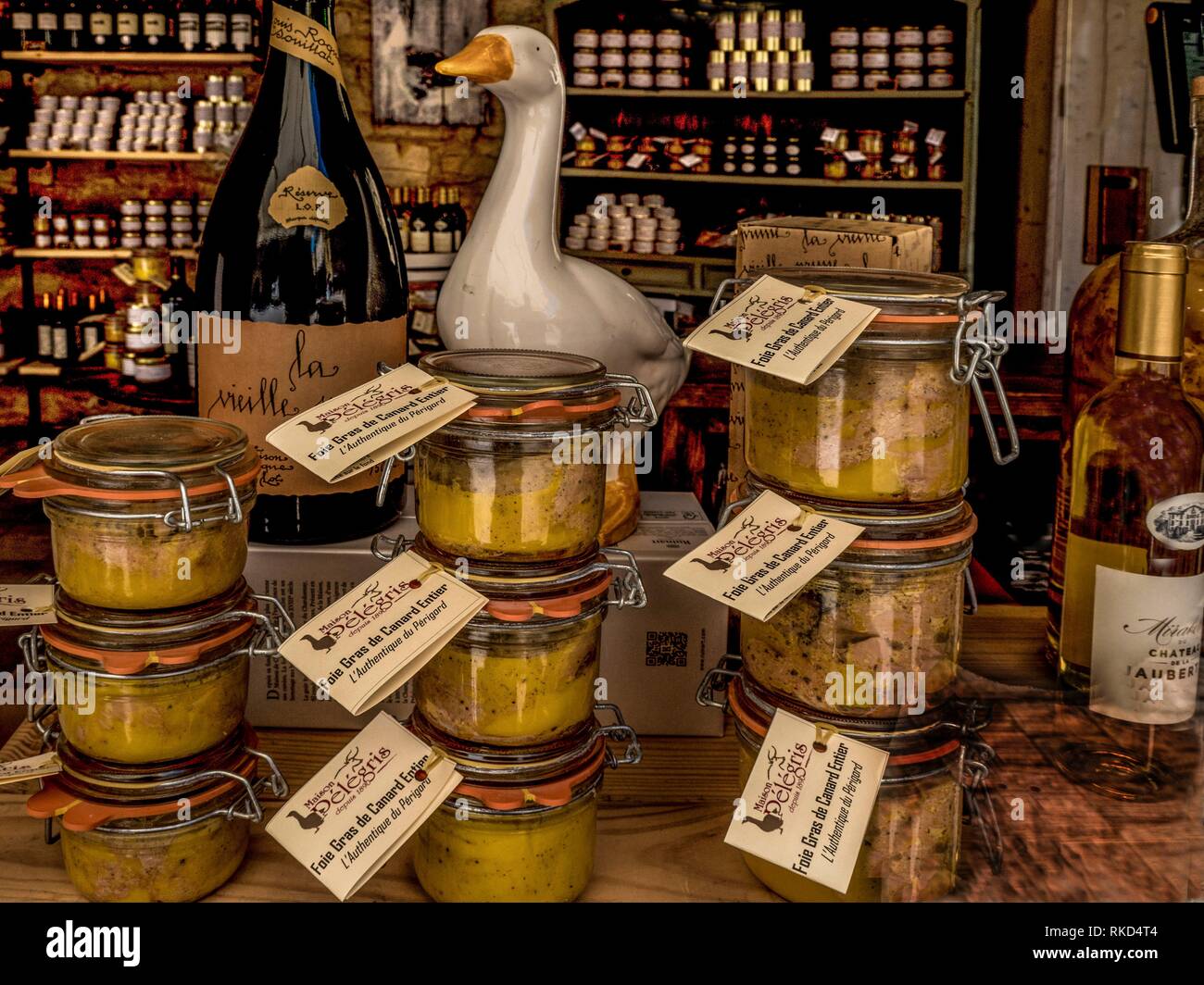 Francia, Nouvelle, Dordogne, Aquitania ''Foie Gras'', ''Mombazillac'', vino, licor de castañas,...en una tienda en Sarlat. Foto de stock
