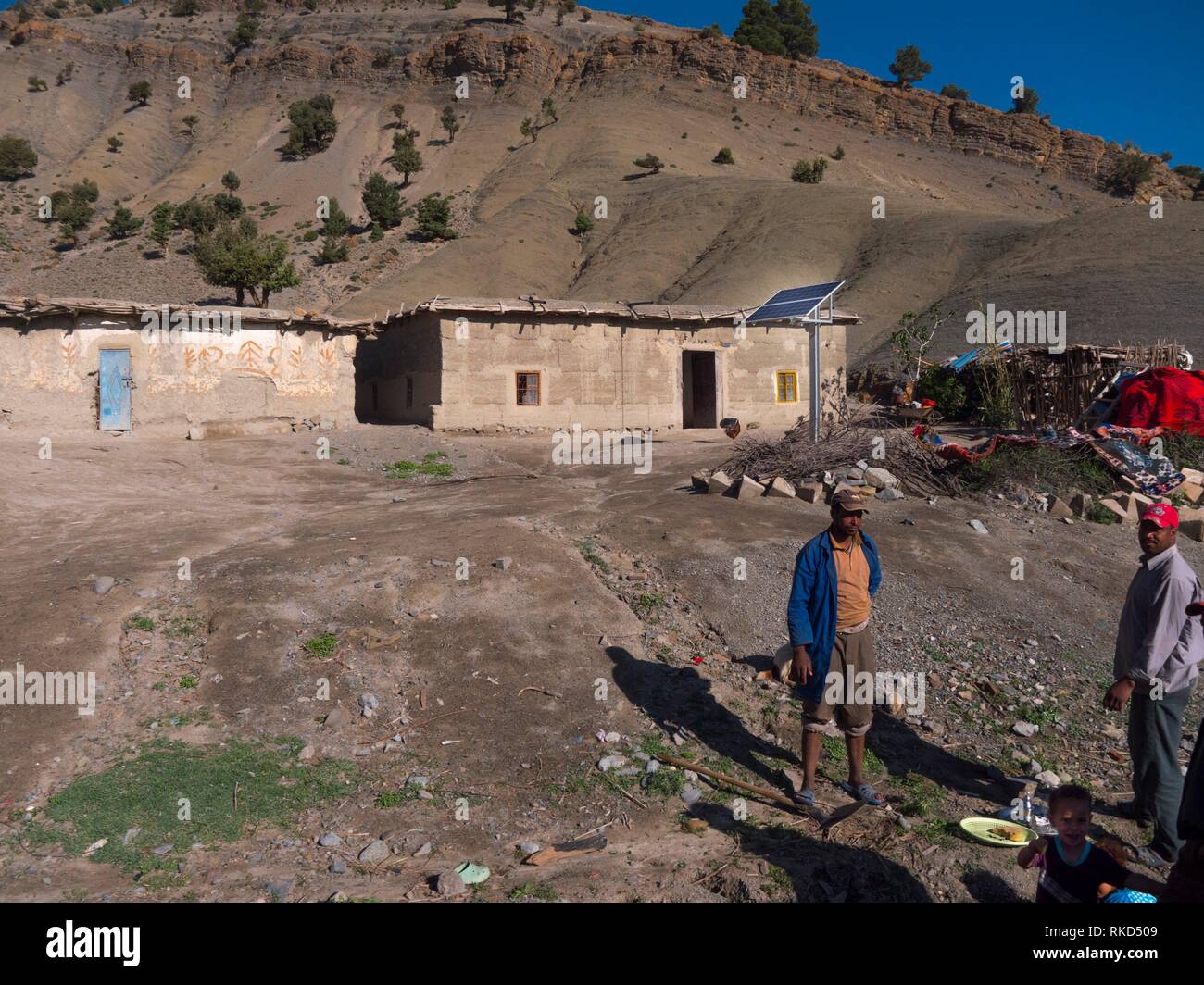 Marruecos, panel solar en las aldeas del Alto Atlas, cerca de Imilchil. Foto de stock