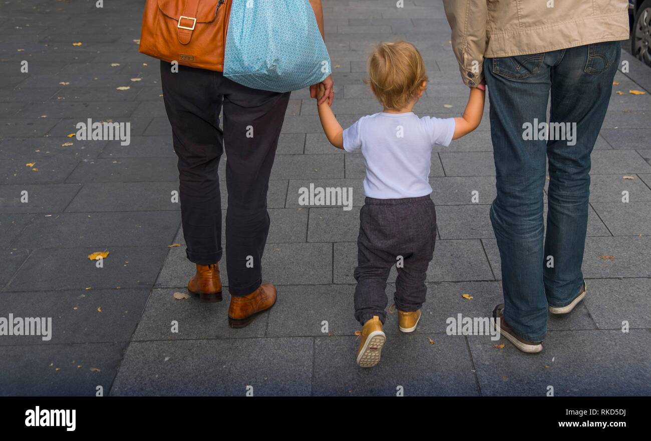Pequeno Nino Tomados De La Mano Con Papa Y Mama Caminando En La Calle Fotografia De Stock Alamy Pequeno Nino Tomados De La Mano Con Papa Y Mama Caminando En La Calle Fotografia De Stock Alamy