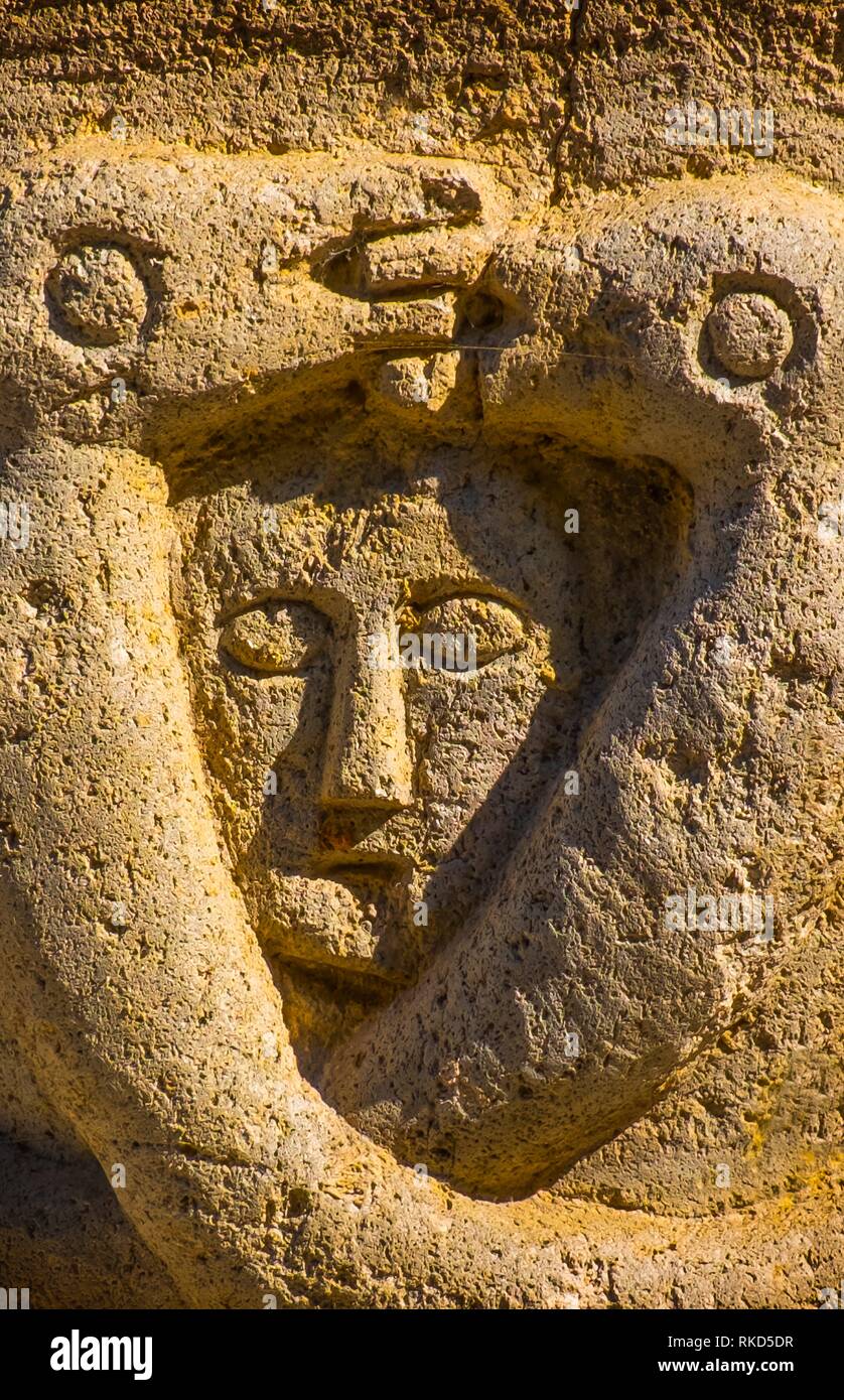 Francia, Auvergne, Cantal, escultura del siglo XIII en la Iglesia de la Asunción en Jou-sous-Monjou. Foto de stock