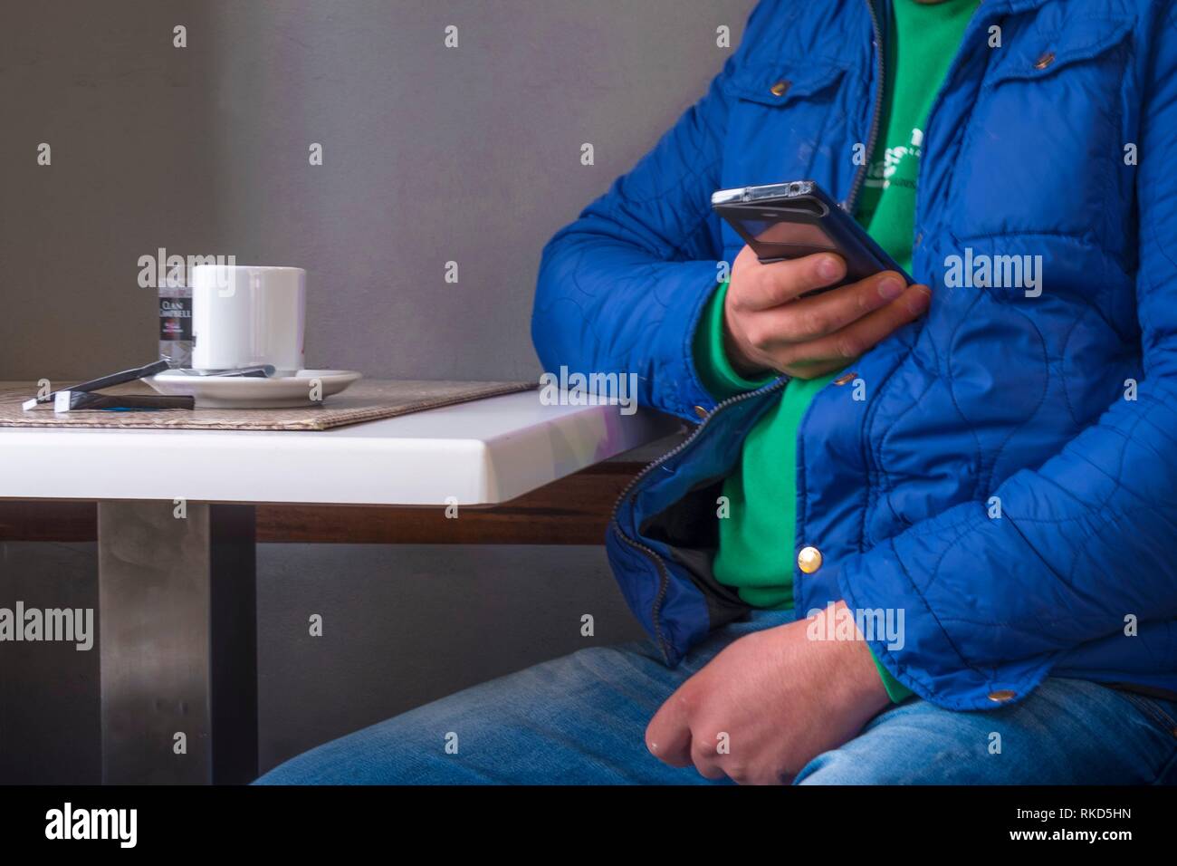 El hombre en la cafetería, con teléfono celular. Francia Foto de stock