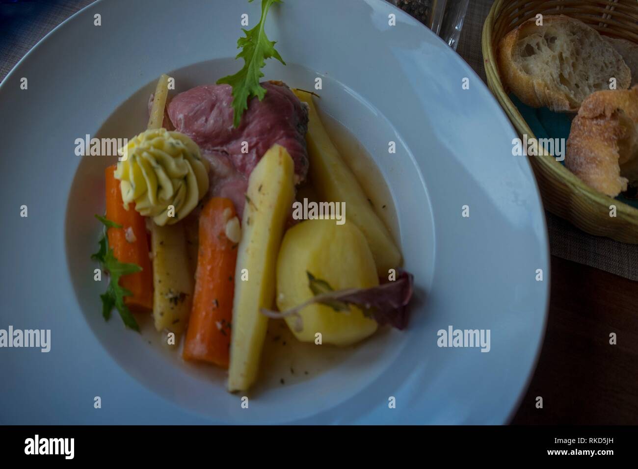 Francia, alimentos, ''Paleta de mouton'' en la legumbre de salsa. Foto de stock