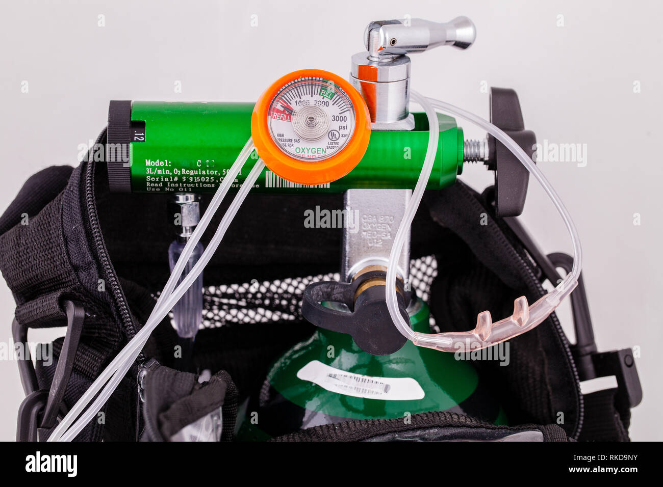 Regulador de oxígeno enganchada en un cilindro Foto de stock