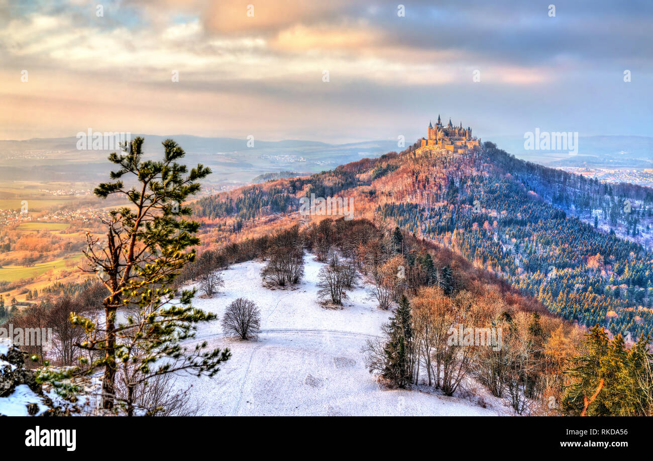 Vista invernal de Castillo de Hohenzollern, Alemania Foto de stock